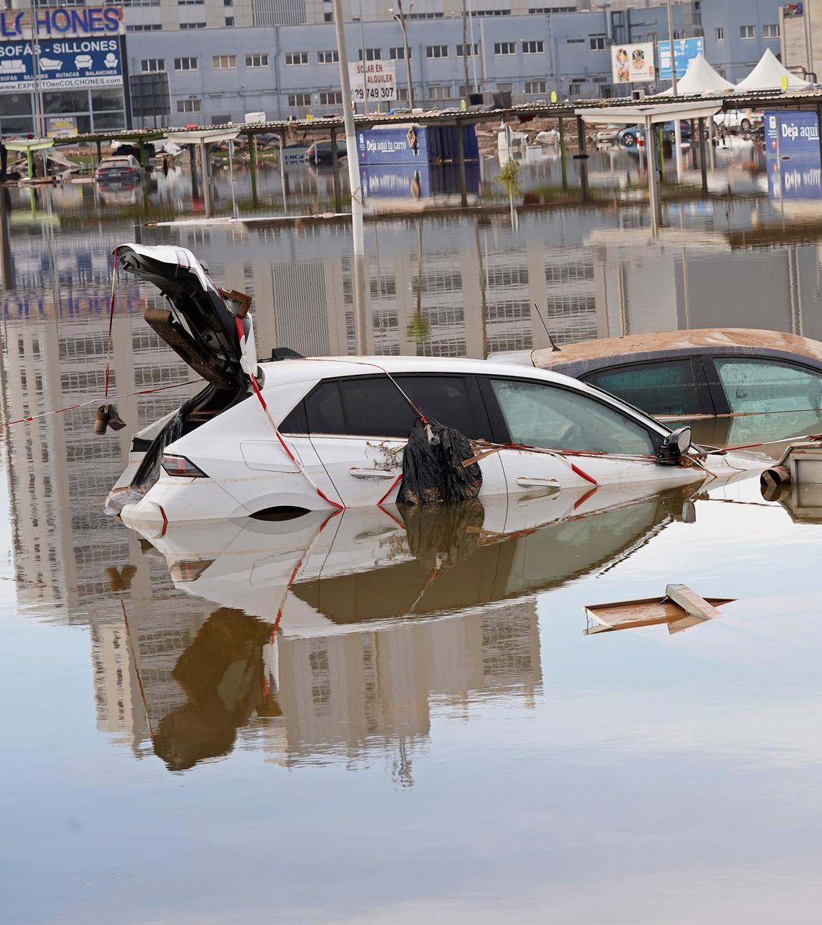 Autos stehen nach Überschwemmungen in Valencia halb unter Wasser