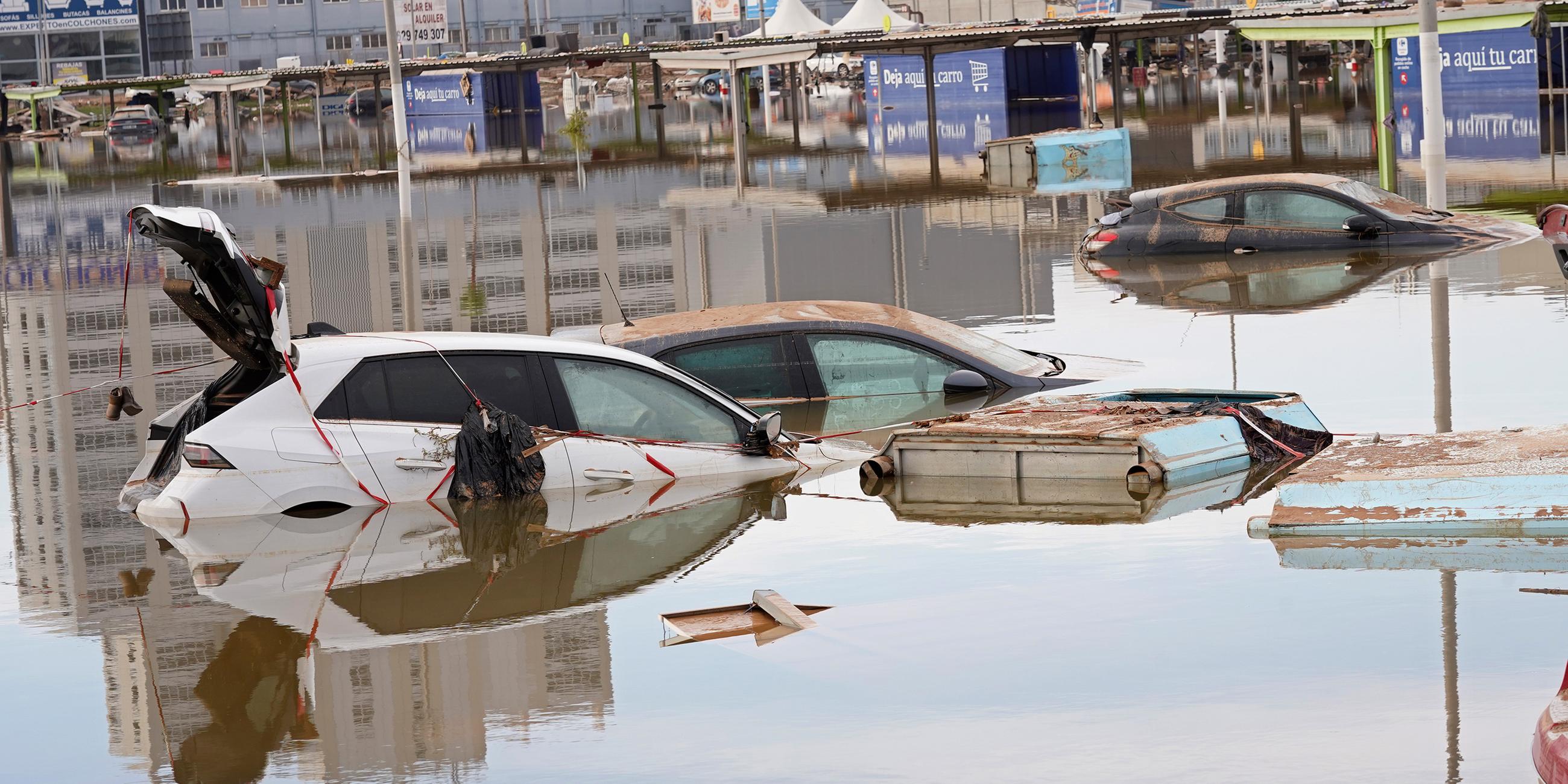 Autos stehen nach Überschwemmungen in Valencia halb unter Wasser