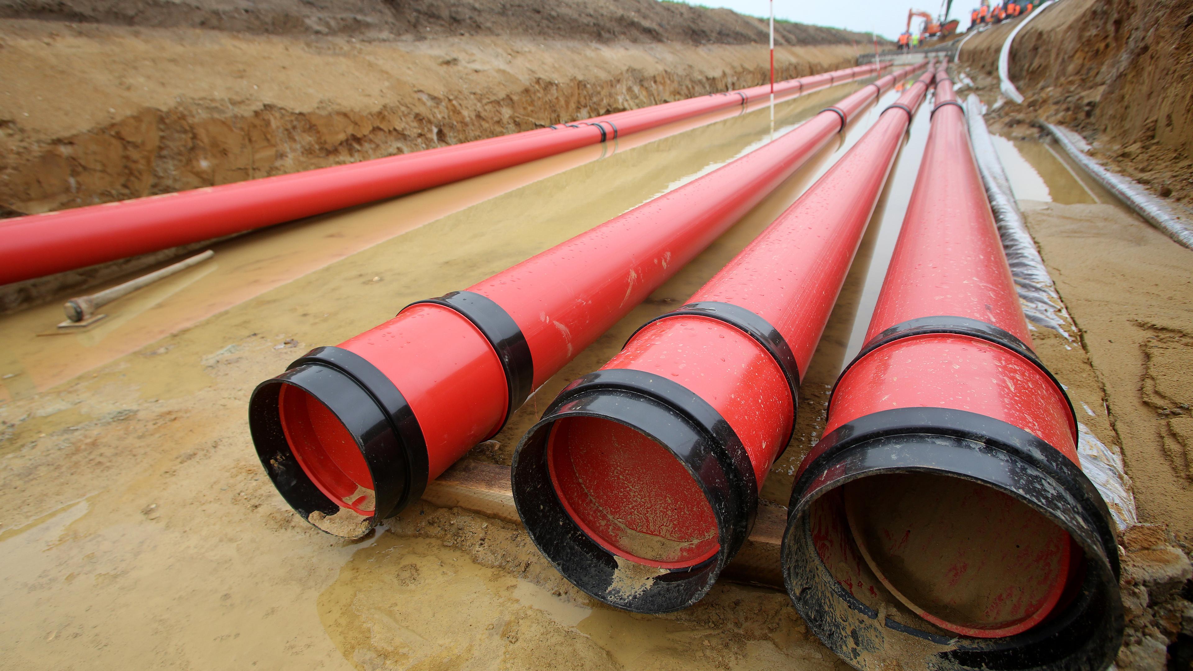 Rohre, in denen Erdkabel Strom transportieren sollen, werden am 11.07.2014 in Raesfeld (Nordrhein-Westfalen) verlegt.