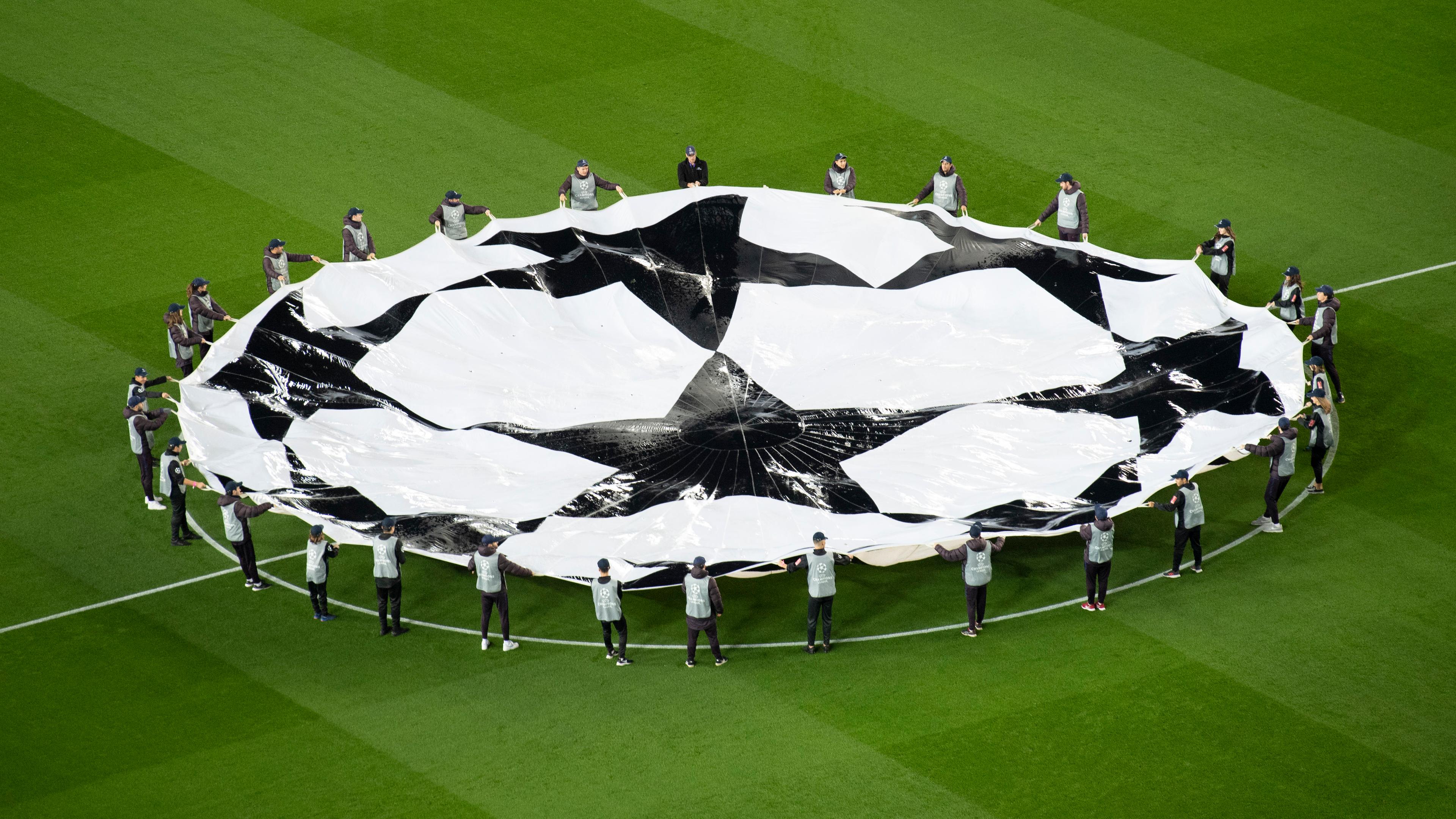 UEFA Champions League Symbol im Mittelkreis