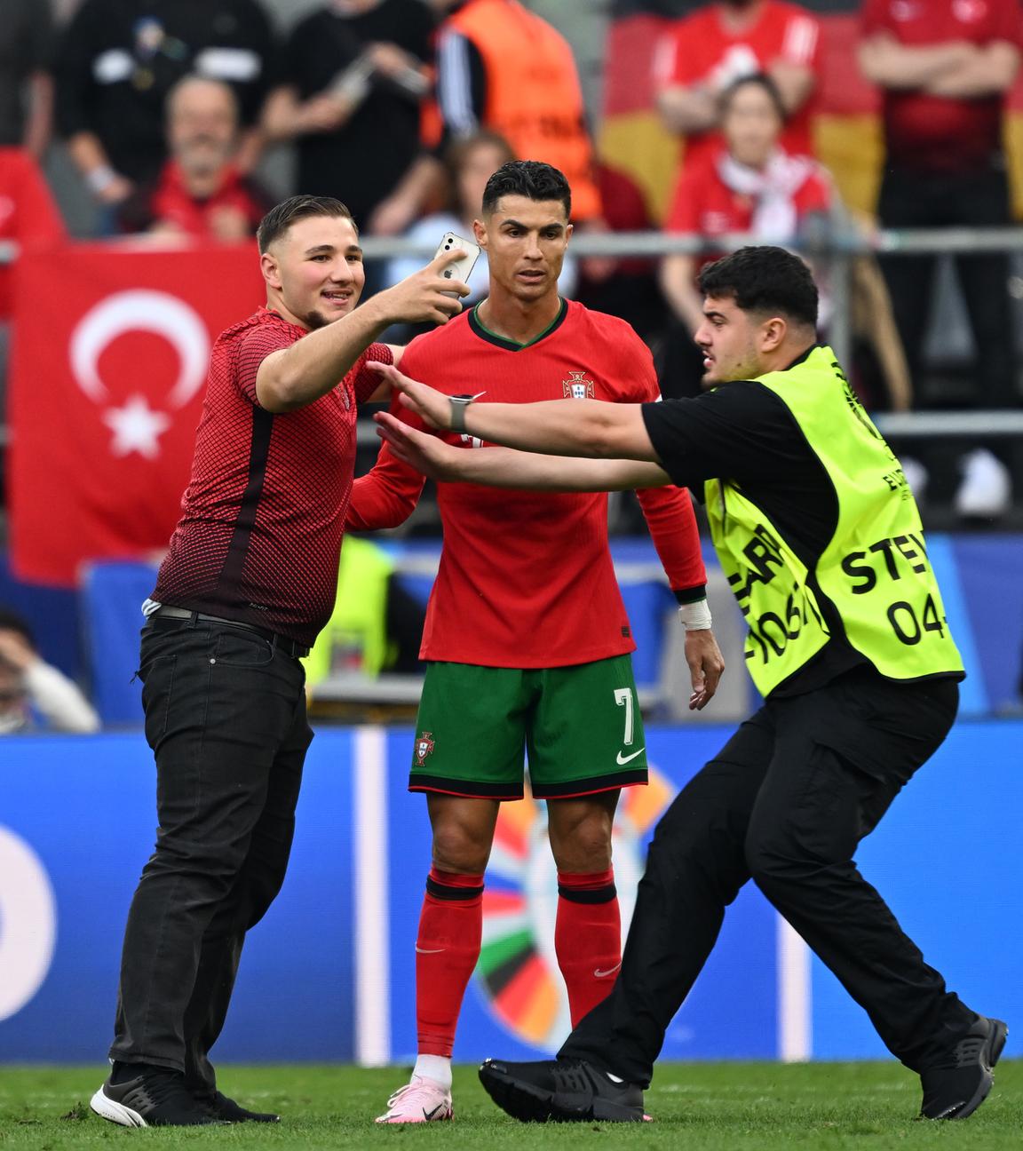 Euro 2024: Türkei - Portugal - Flitzer macht Selfie mit Portugals Cristiano Ronaldo