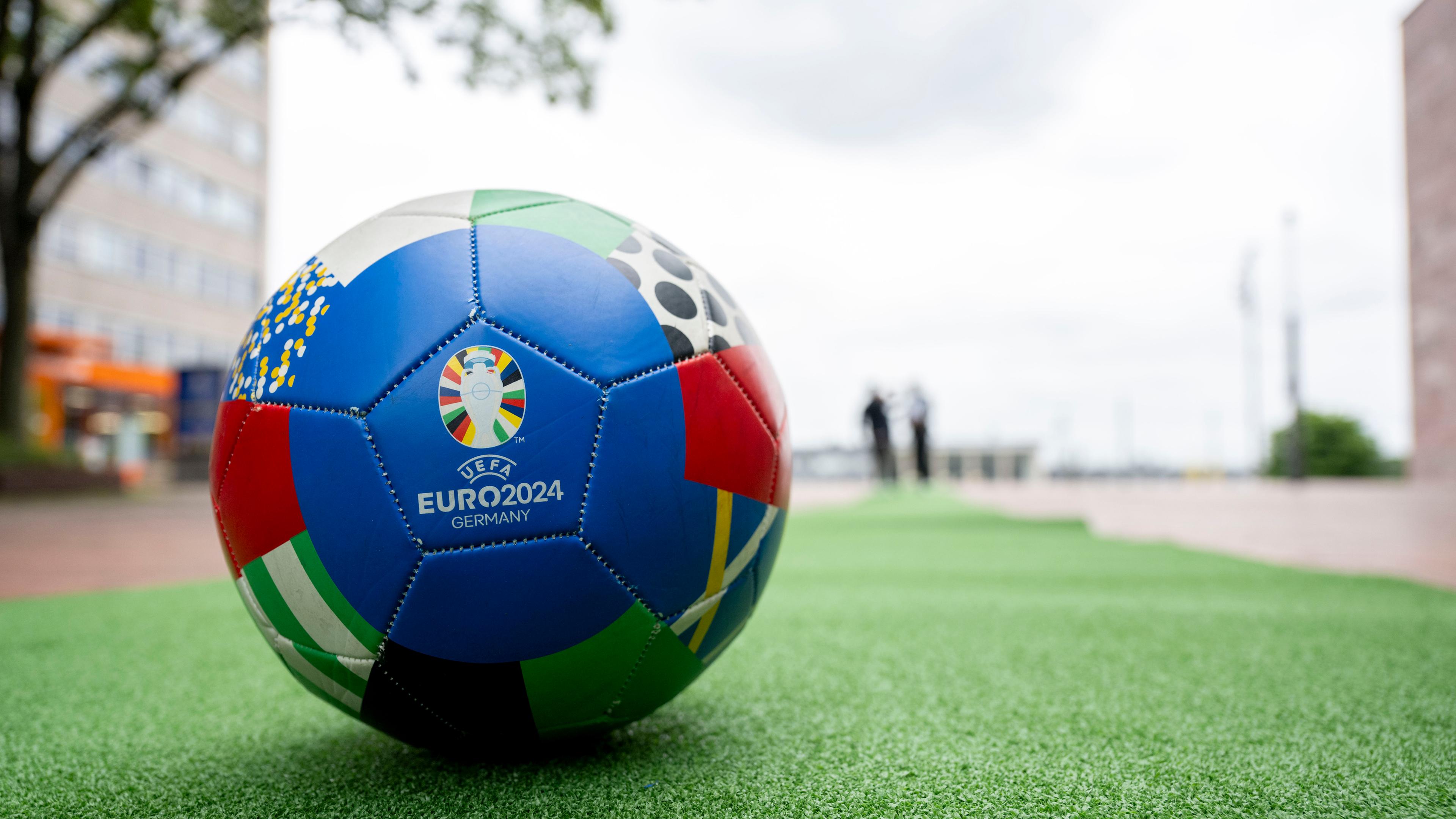 Ein Fußball liegt auf dem ersten Teppichabschnitt für die UEFA EURO 2024.
