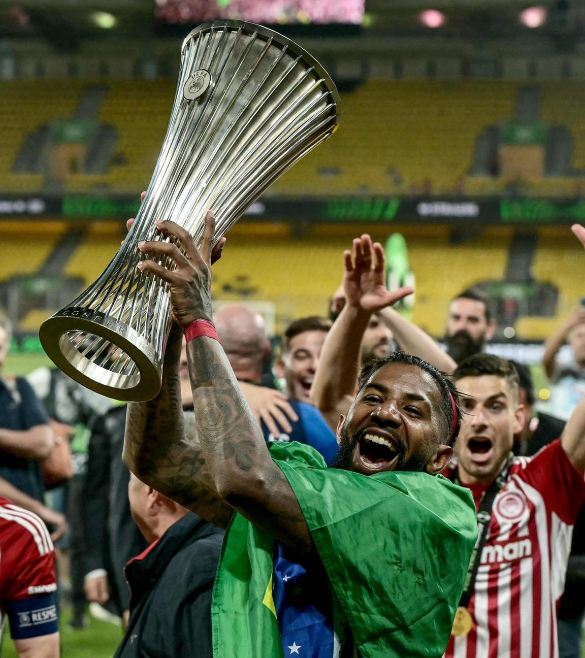 Verteidiger Rodinei von Olympiakos Piräus hält nach dem Sieg im Finale die Trophäe der UEFA Europa Conference League.