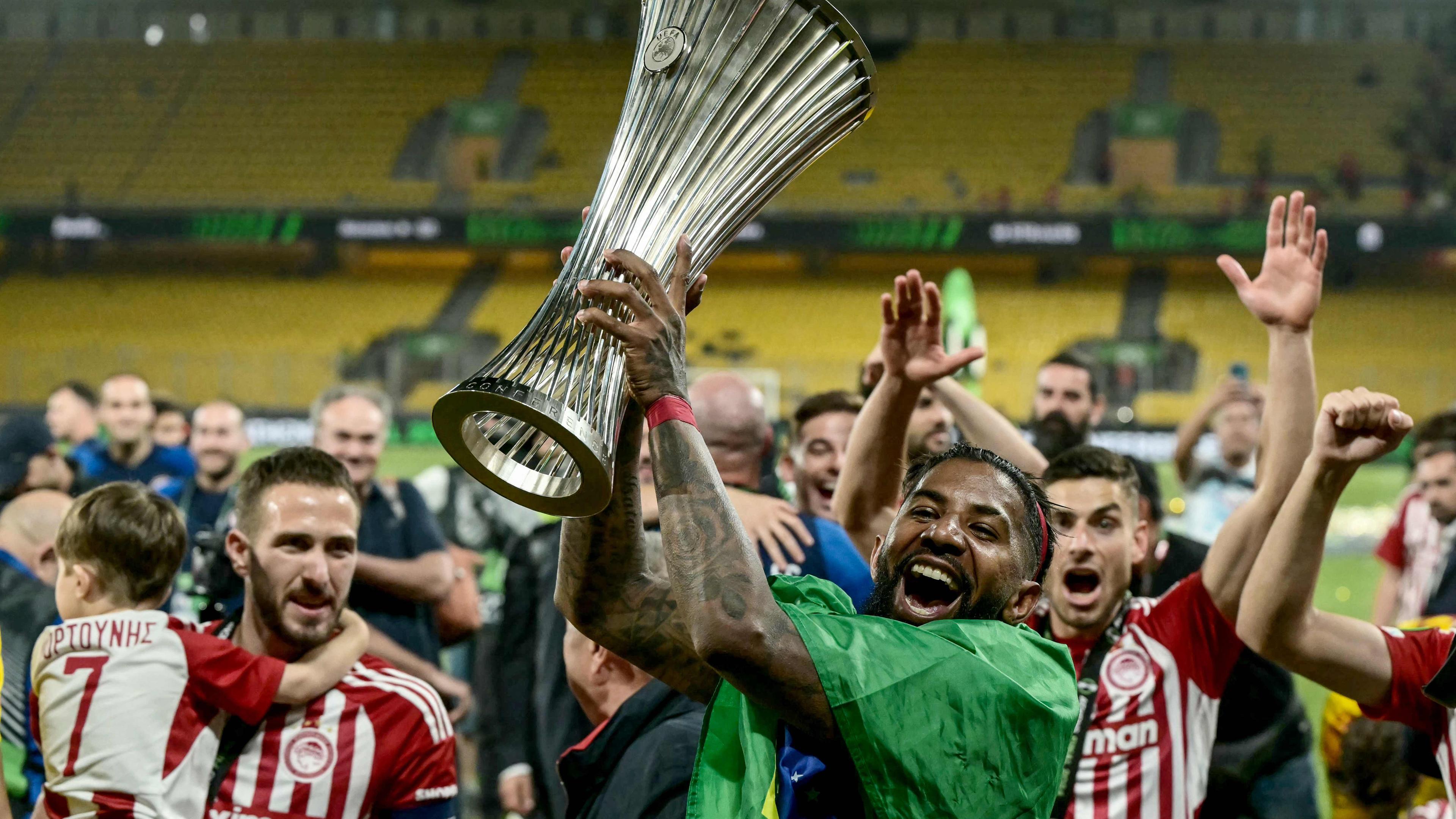 Verteidiger Rodinei von Olympiakos Piräus hält nach dem Sieg im Finale die Trophäe der UEFA Europa Conference League.