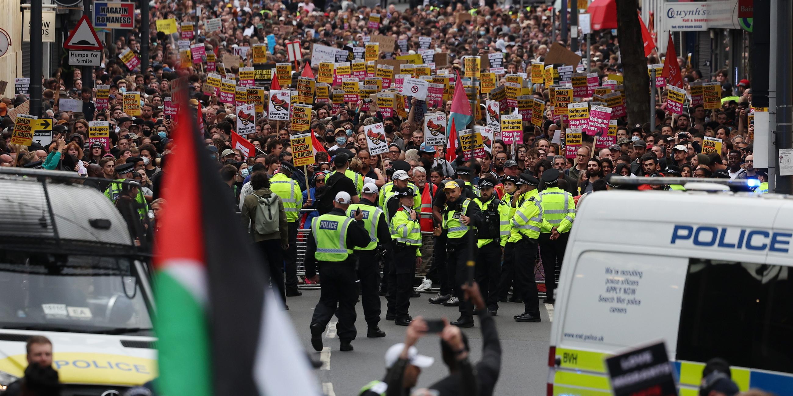 Nach den Ausschreitungen von Rechtsextremen haben in Großbritannien Tausende gegen Hass und Rassismus demonstriert. Anlass waren Falschmeldungen nach der Tötung von drei Mädchen.