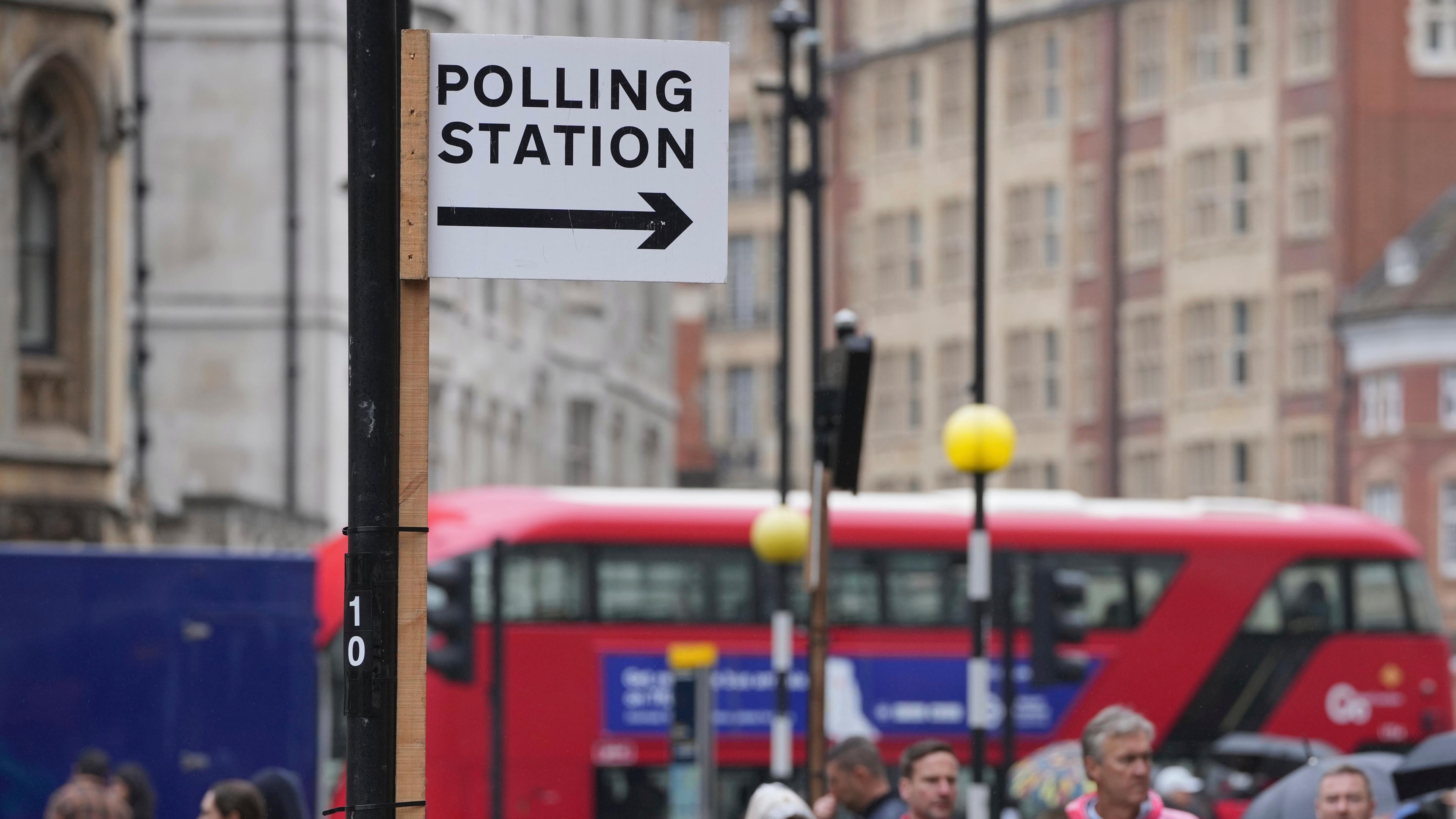 Schild zur Wahlstation zu den Parlamentswahlen in der Innenstadt von London.
