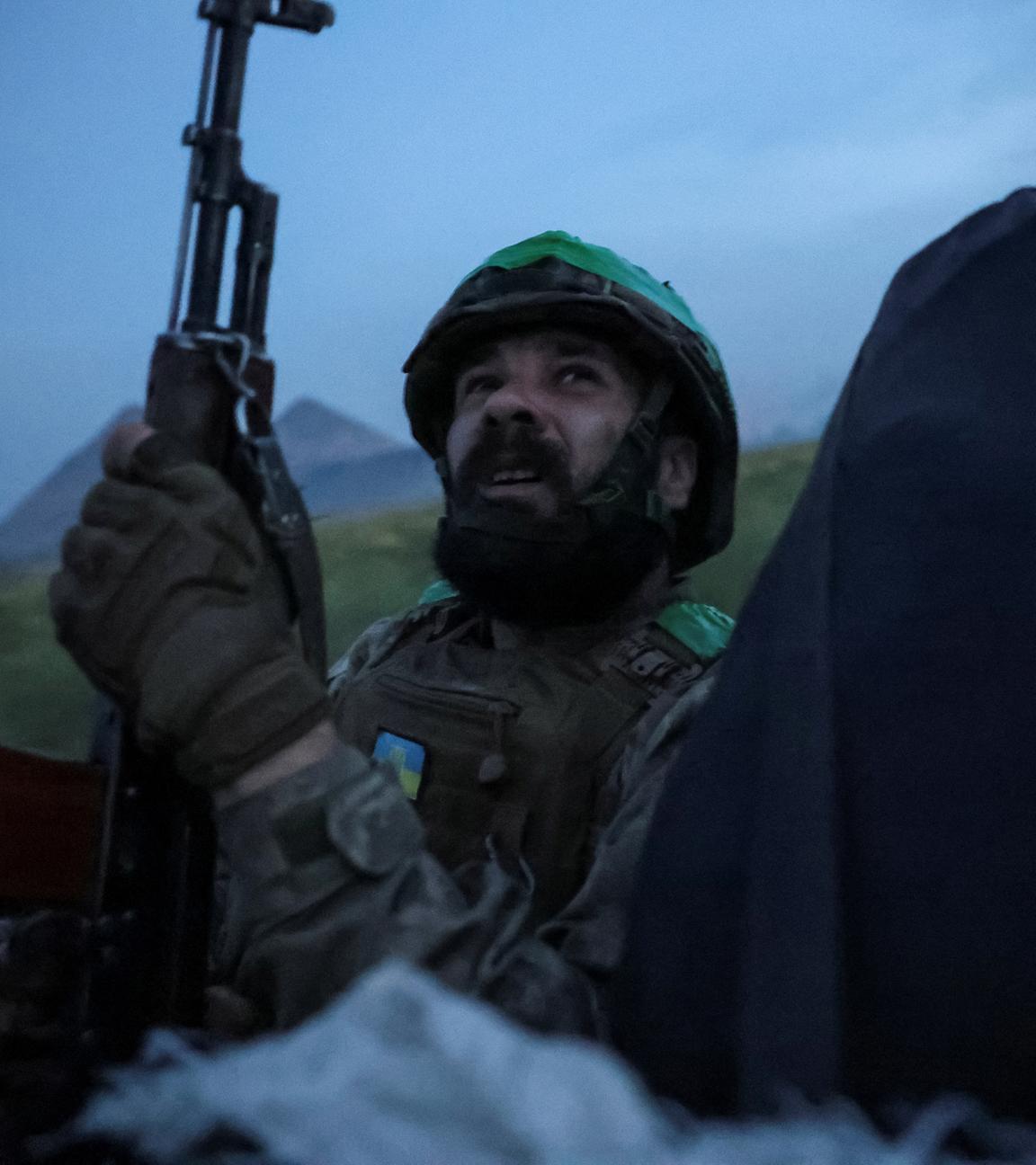 Ein ukrainischer Soldat beobachtet den Himmel, während er in einem Auto in der Nähe einer Frontlinie fährt, inmitten des russischen Angriffs auf die Ukraine, in der Nähe von Pokrowsk.