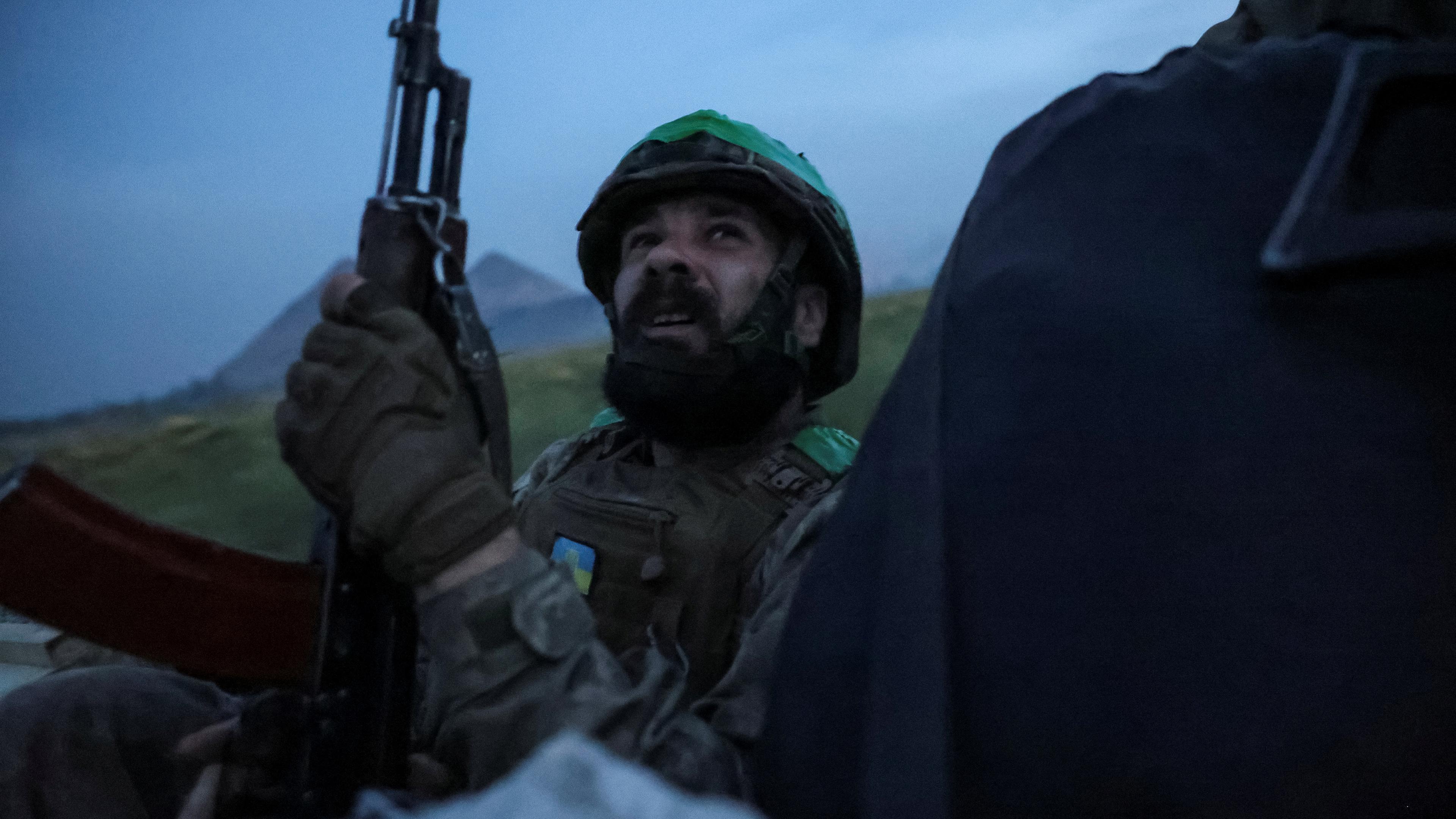 Ein ukrainischer Soldat beobachtet den Himmel, während er in einem Auto in der Nähe einer Frontlinie fährt, inmitten des russischen Angriffs auf die Ukraine, in der Nähe von Pokrowsk.