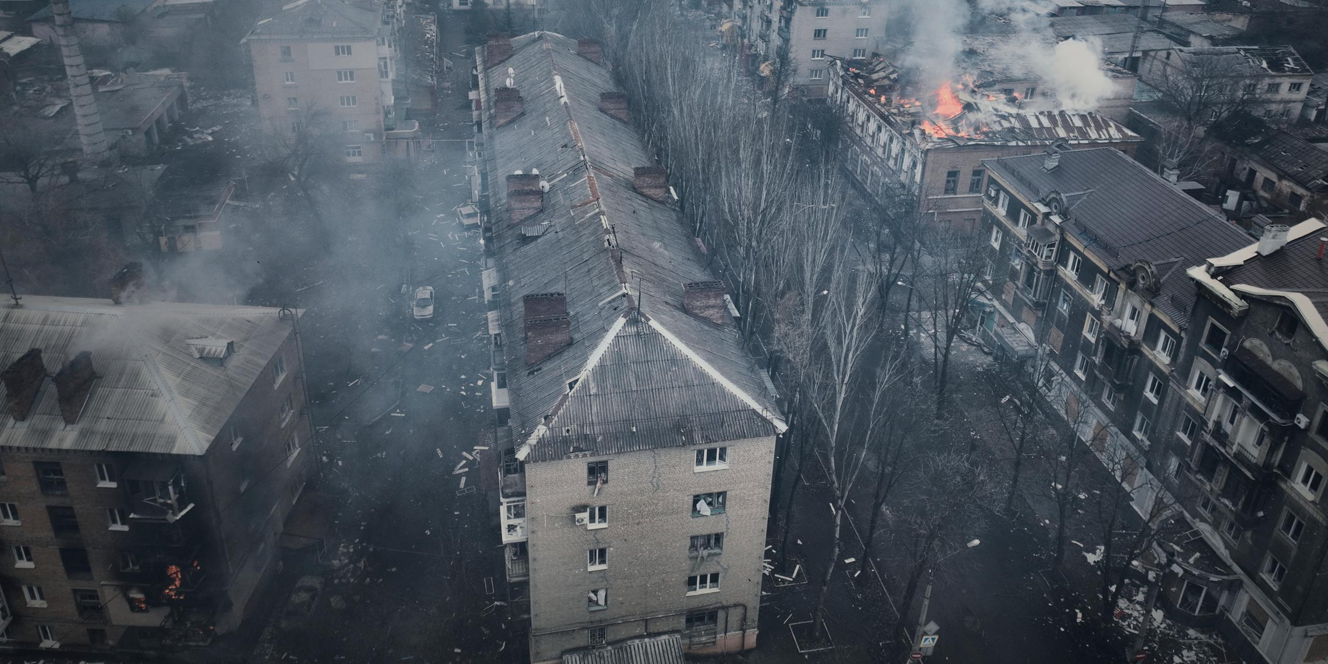 Rauch steigt aus brennenden Gebäuden in einer Luftaufnahme von Bachmut auf am 26.03.2023