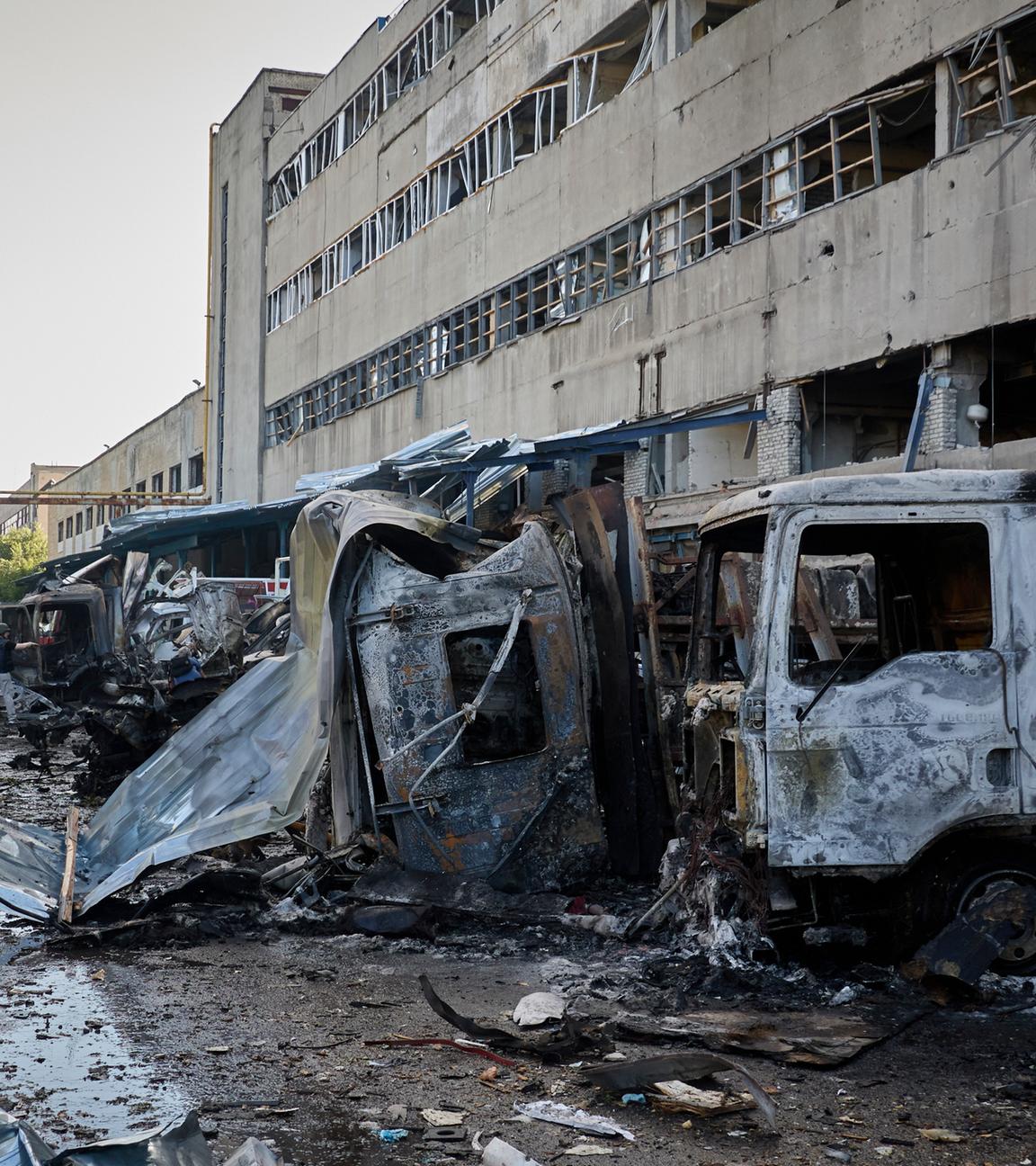 Ukraine, Charkiw: Rettungskräfte am Einschlagsort einer russischen Gleitbombe 