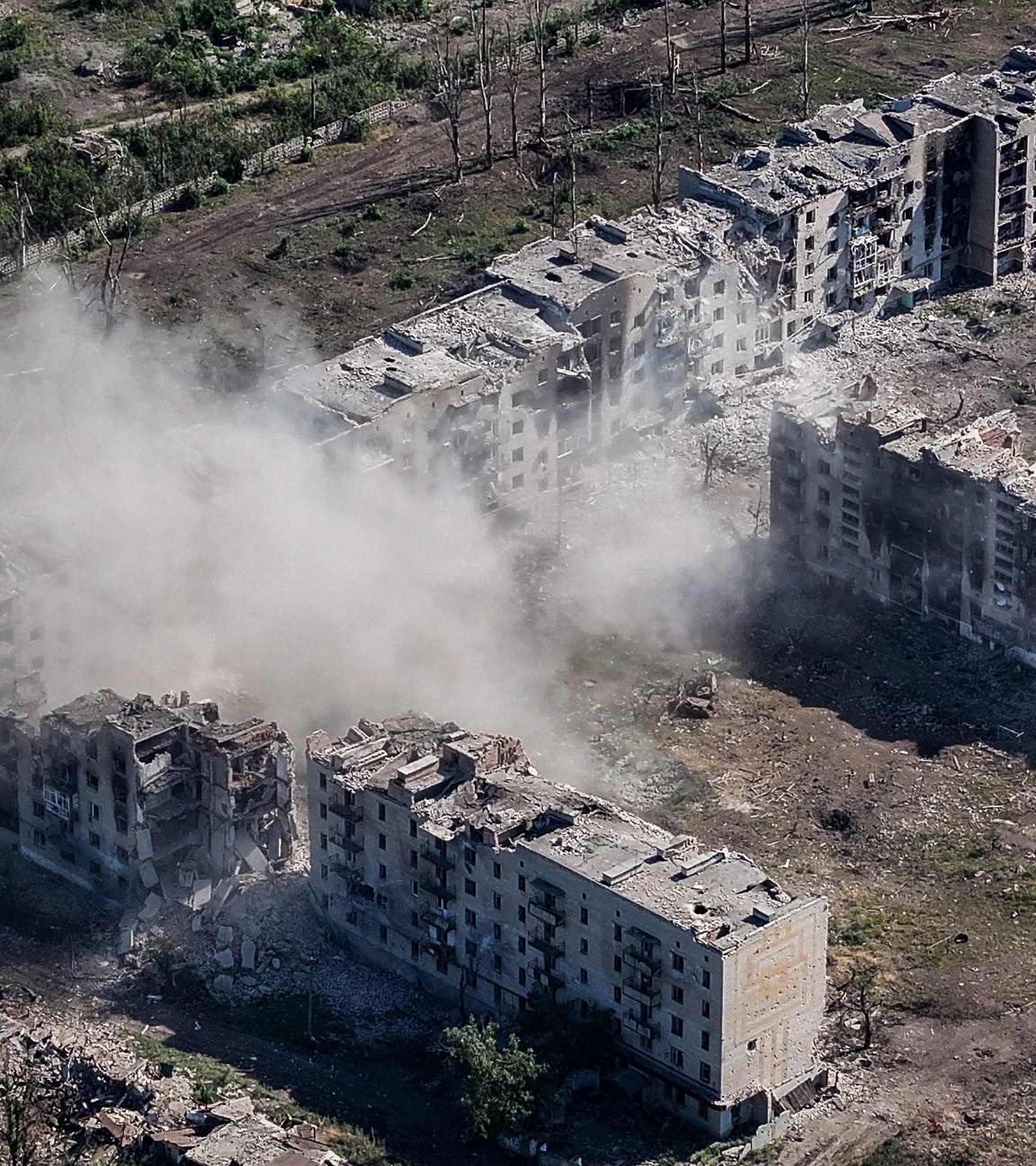 Luftaufnahme des zerstörten Bezirks Novyy in der Stadt Chasiv Jar 
