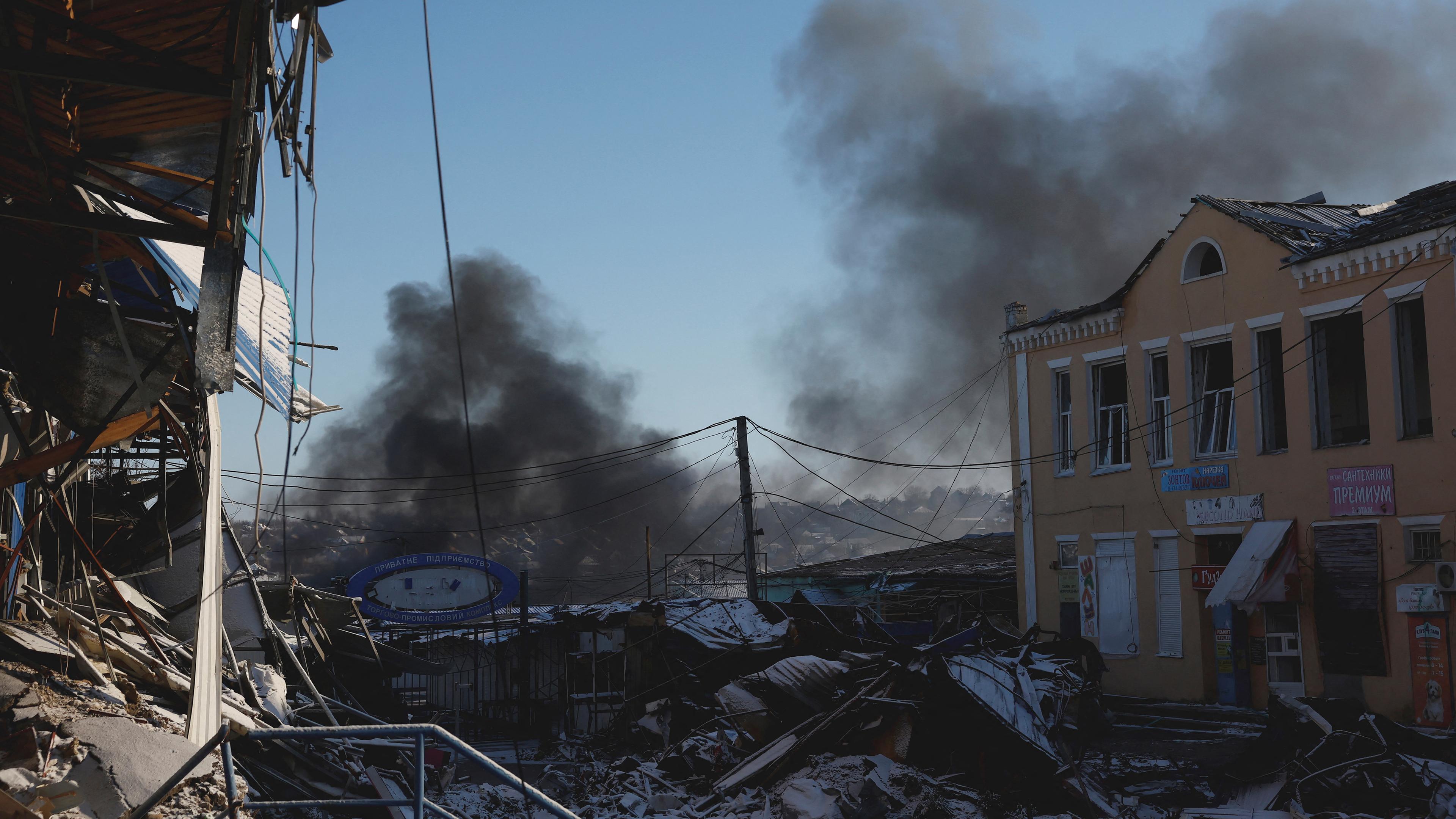 Ukraine, Bachmut: Rauch nach russischen Angriffen in der Donbas-Region. Archivbild