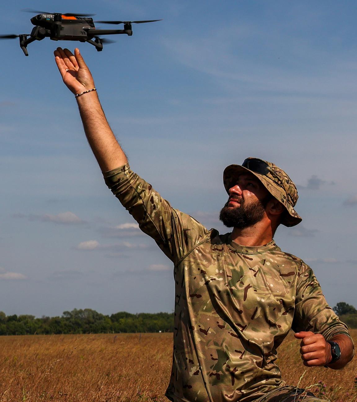 Ein Ausbilder gibt, während der Schulung der ukrainischen Verteidigungskräfte, Anweisungen zu einer DJI-Drohne.