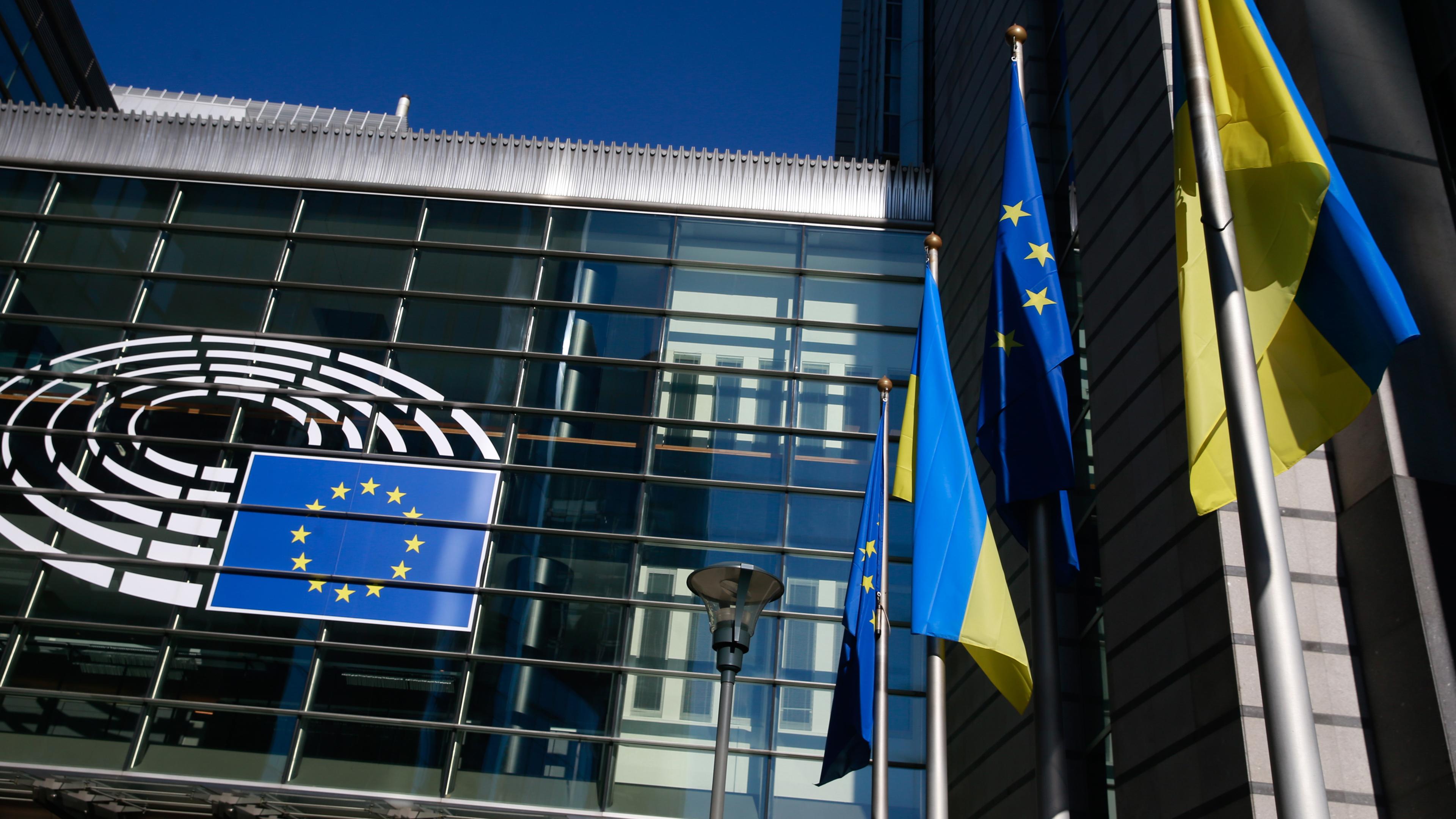 Ukrainische und EU-Flaggen vor dem Europäischen Parlament