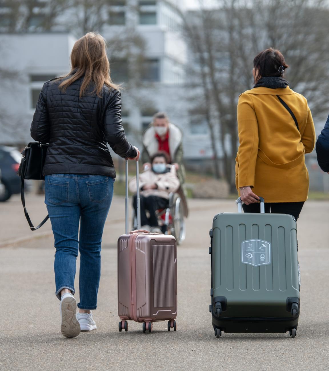 Drei aus der Ukraine stammende Frauen gehen in der Landeserstaufnahmestelle für Flüchtlinge in Ellwangen zu ihrem Quartier.