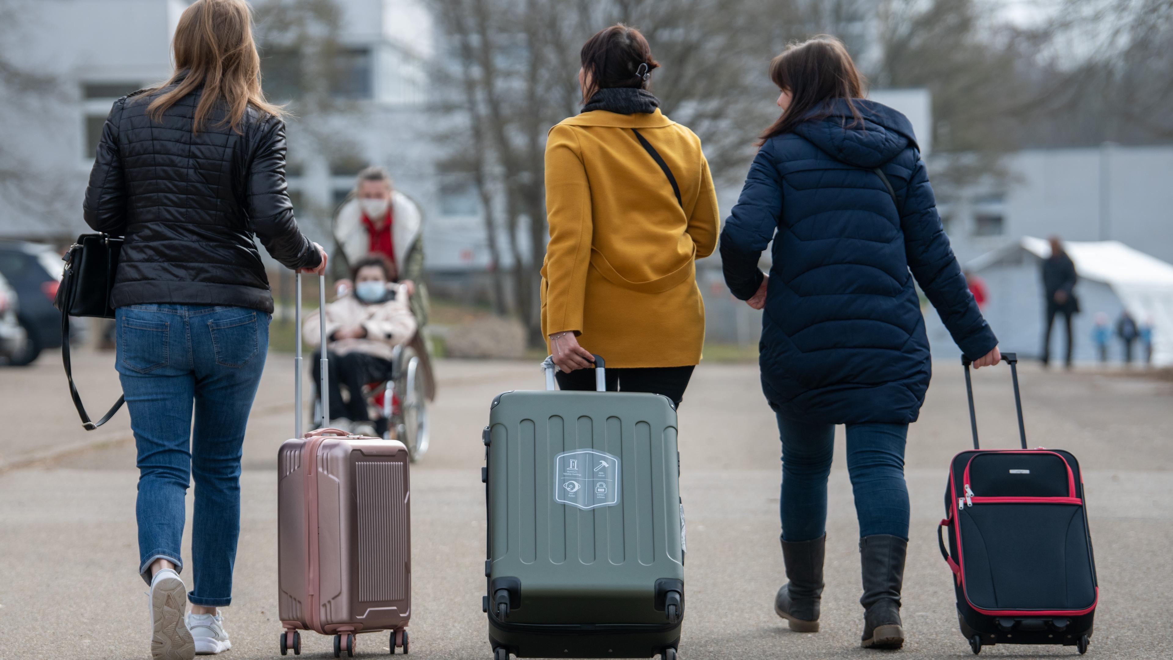 Drei aus der Ukraine stammende Frauen gehen in der Landeserstaufnahmestelle für Flüchtlinge in Ellwangen zu ihrem Quartier.