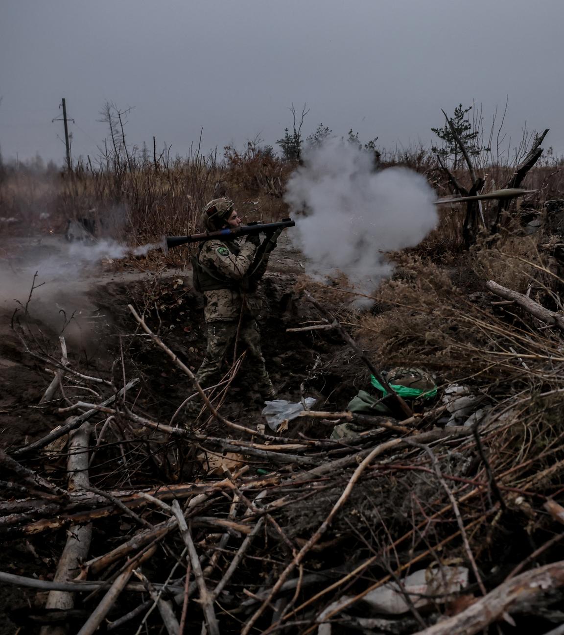 Ein ukrainischer Soldat feuert eine RPG-7 Granate bei einer Militärübung in Donezk.