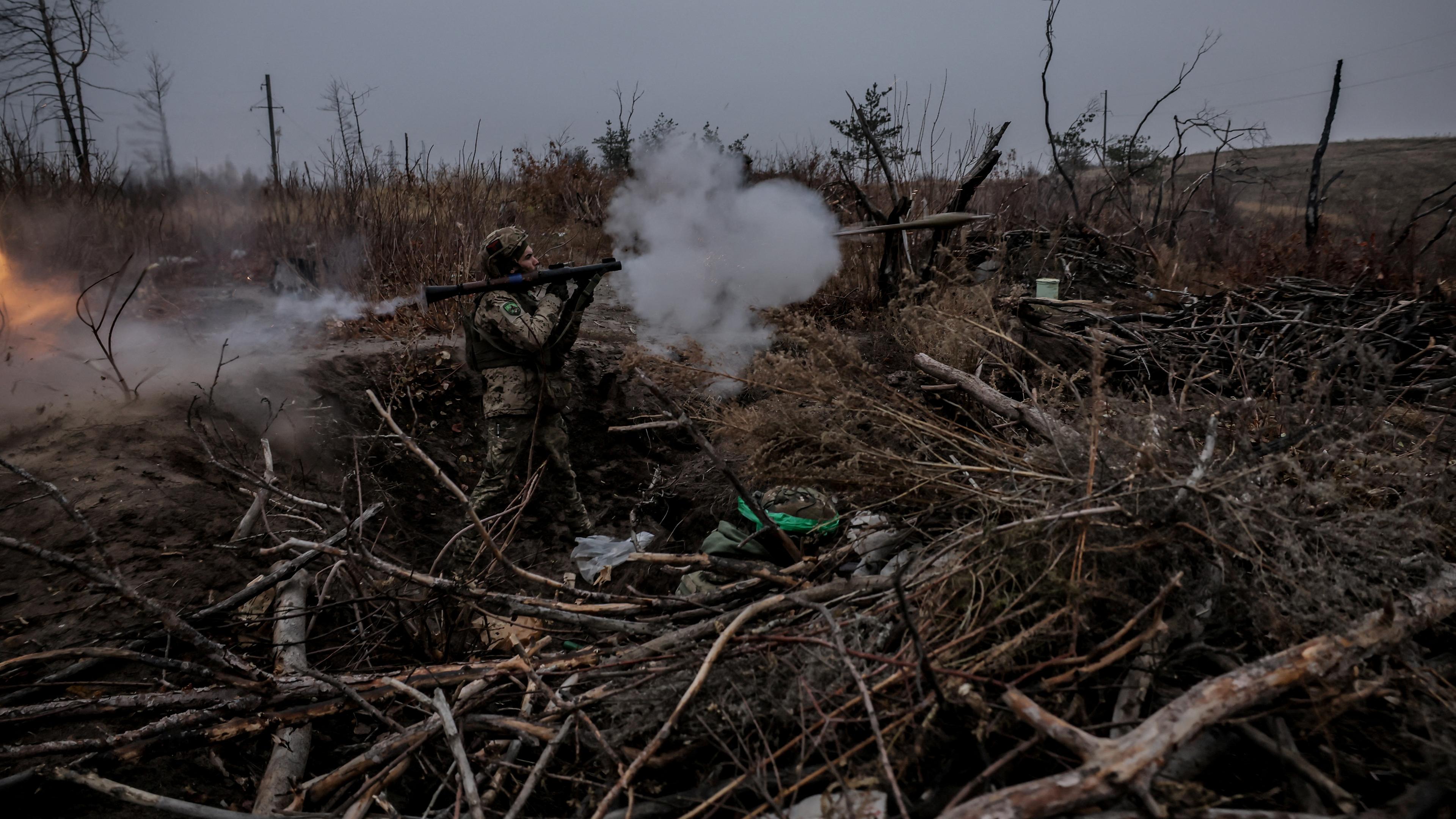 Ein ukrainischer Soldat feuert eine RPG-7 Granate bei einer Militärübung in Donezk.