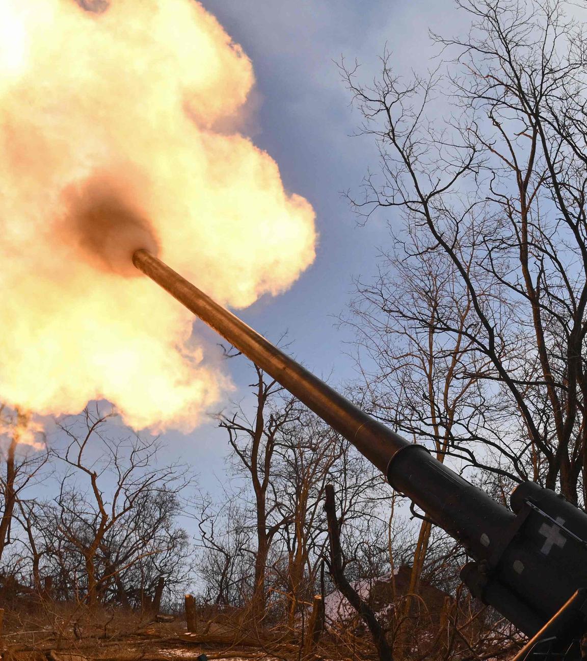 Ukrainische Soldaten feuern Kanone ab