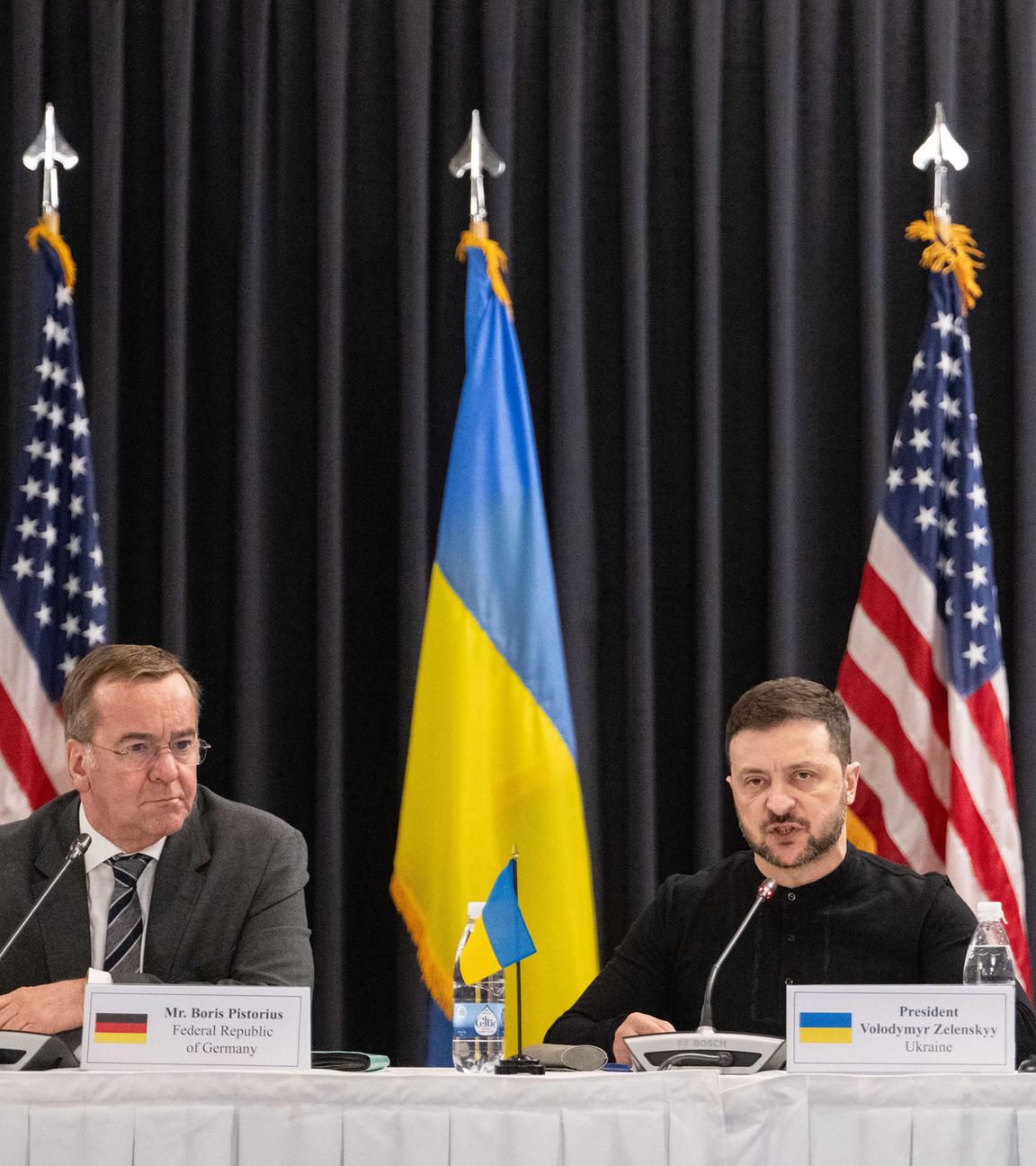 Boris Pistorius (l-r, SPD), Bundesminister der Verteidigung, Wolodymyr Selenskyj, Präsident der Ukraine, und Lloyd Austin, Verteidigungsminister der USA, nehmen am Treffen der Ukraine-Kontaktgruppe auf der US Air Base Ramstein teil.