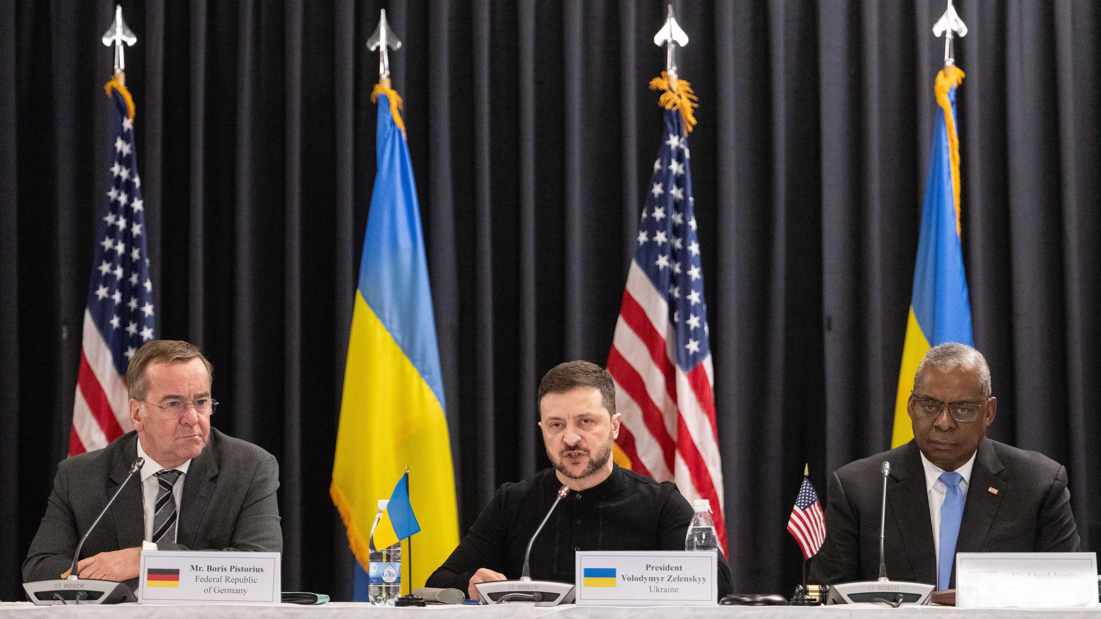 Boris Pistorius (l-r, SPD), Bundesminister der Verteidigung, Wolodymyr Selenskyj, Präsident der Ukraine, und Lloyd Austin, Verteidigungsminister der USA, nehmen am Treffen der Ukraine-Kontaktgruppe auf der US Air Base Ramstein teil.