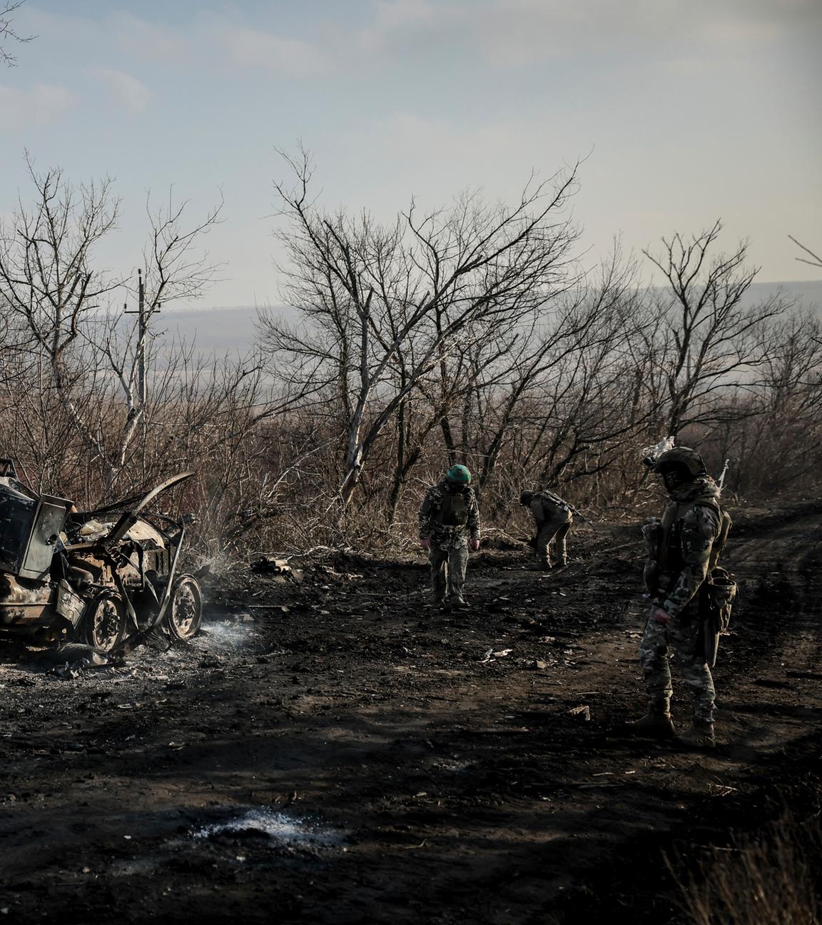 Ukrainische Soldaten sammeln beschädigte Munition auf der Straße an der Frontlinie in der Nähe der Stadt Chasiv Yar in der Region Donezk, Ukraine, 10.01.2025.