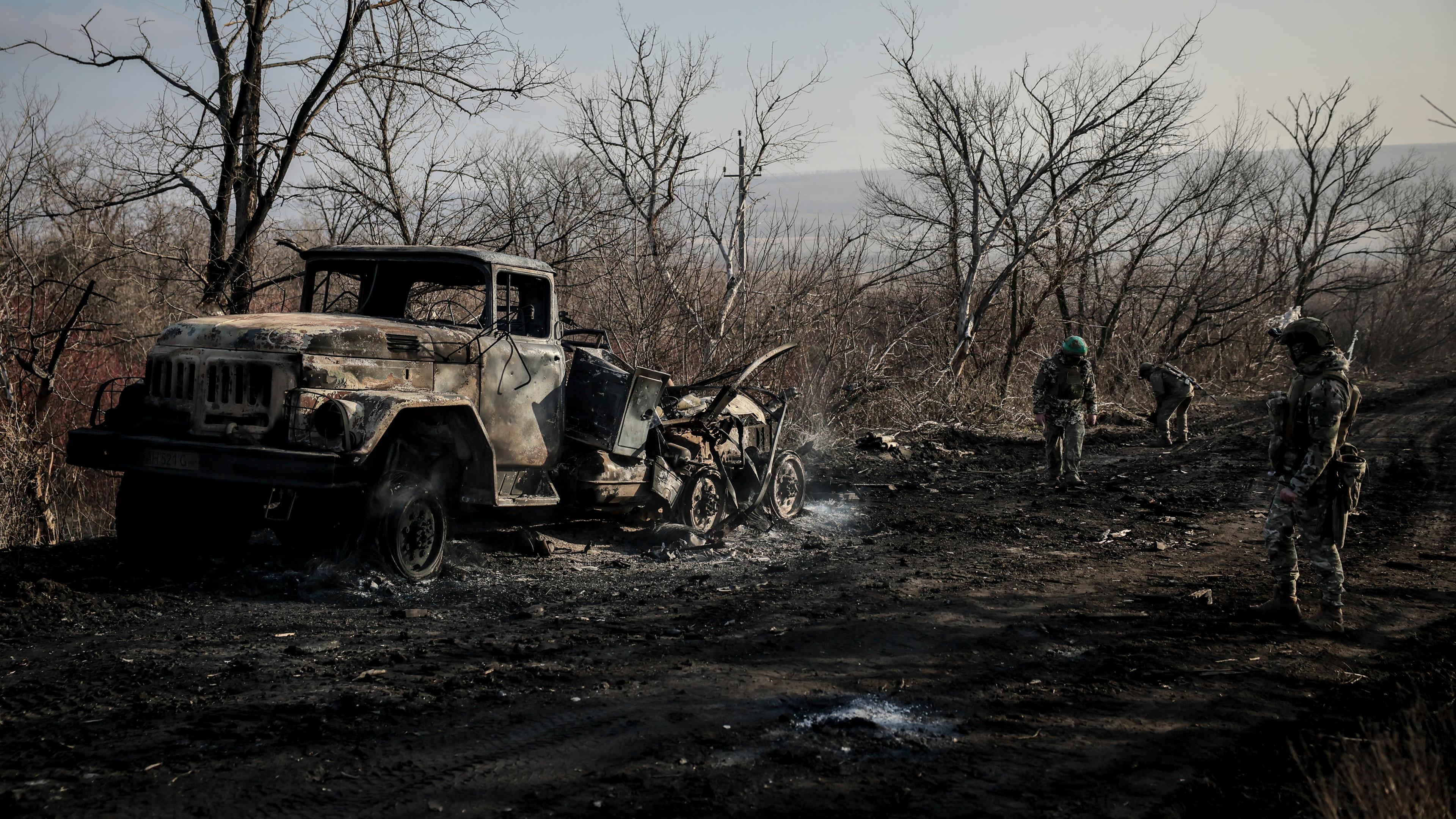 Ukrainische Soldaten sammeln beschädigte Munition auf der Straße an der Frontlinie in der Nähe der Stadt Chasiv Yar in der Region Donezk, Ukraine, 10.01.2025.