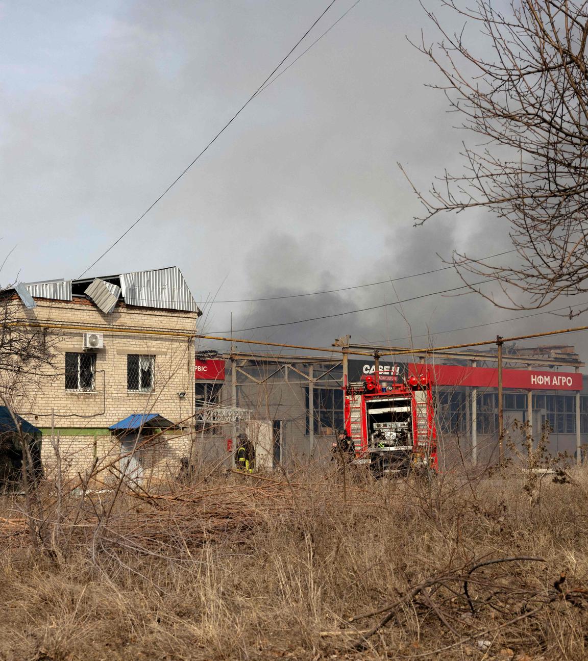 Dieses Foto zeigt ein beschädigtes Gebäude, in dessen Nähe schwarzer Rauch aufsteigt, nachdem in der Region Donezk eine luftgestützte Bombe explodiert ist.