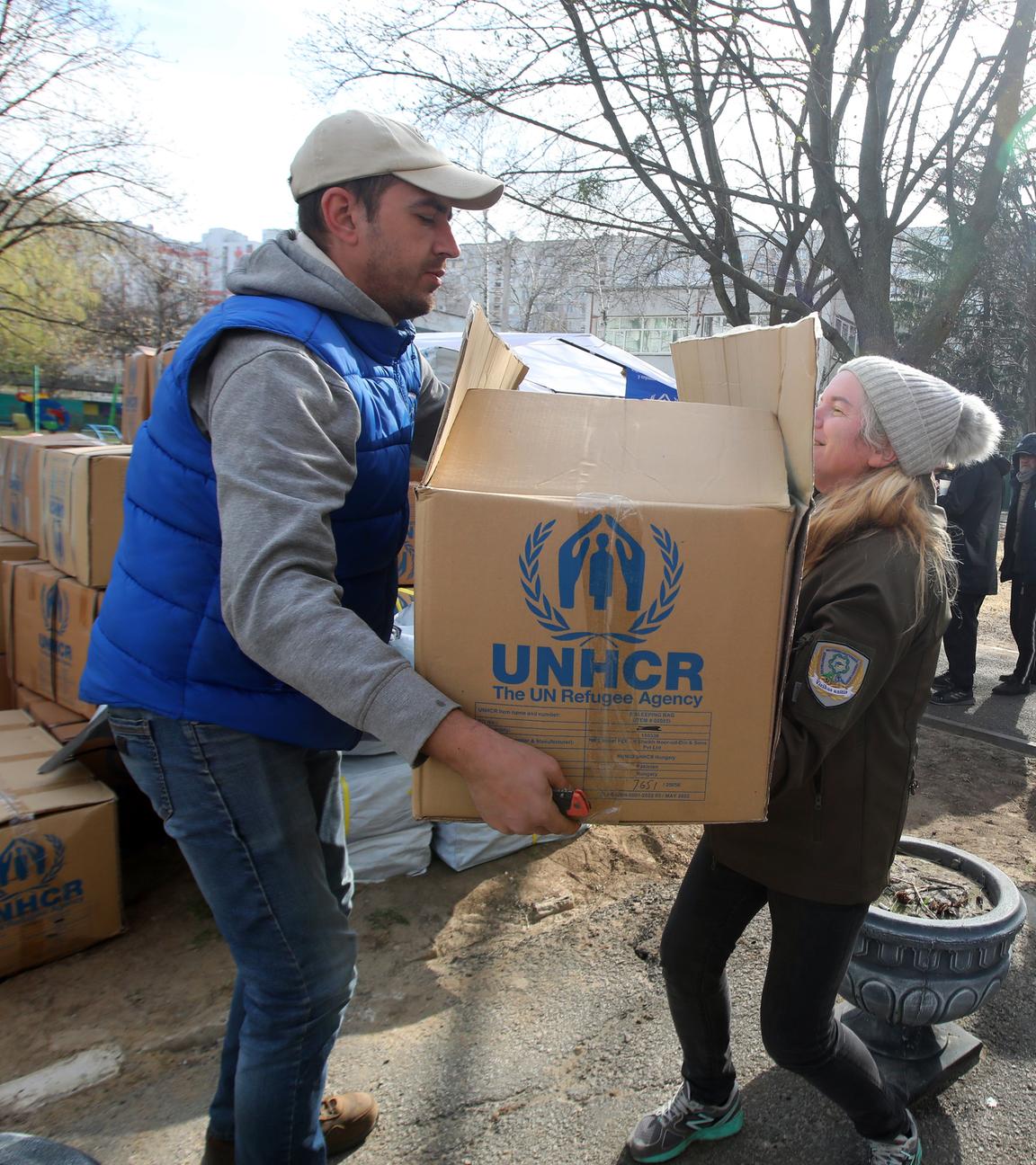 Ukraine, Charkiw: Einheimische nehmen nach einem russischen Angriff humanitäre Hilfe an. 