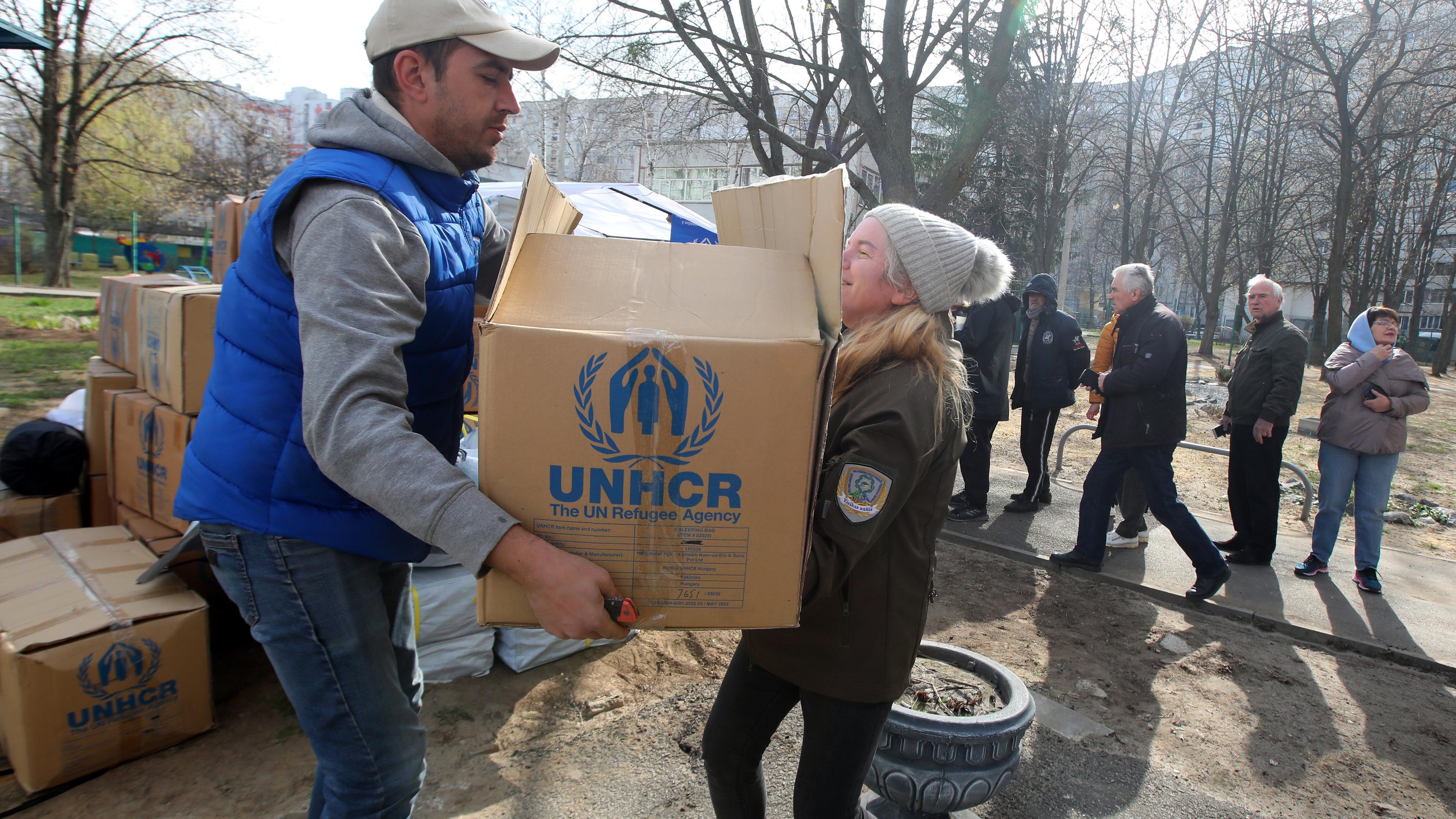 Ukraine, Charkiw: Einheimische nehmen nach einem russischen Angriff humanitäre Hilfe an. 