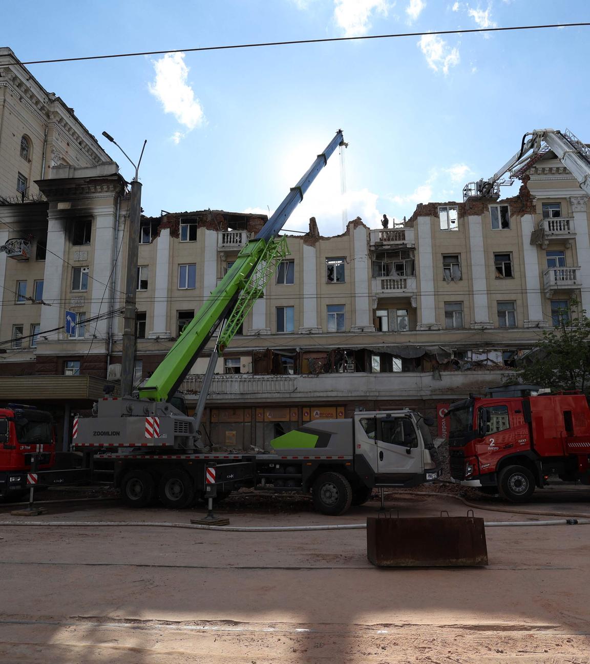 Ukrainische Rettungskräfte räumen nach einem Angriff auf ein Gebäude in Dnipro mit Kränen auf. 