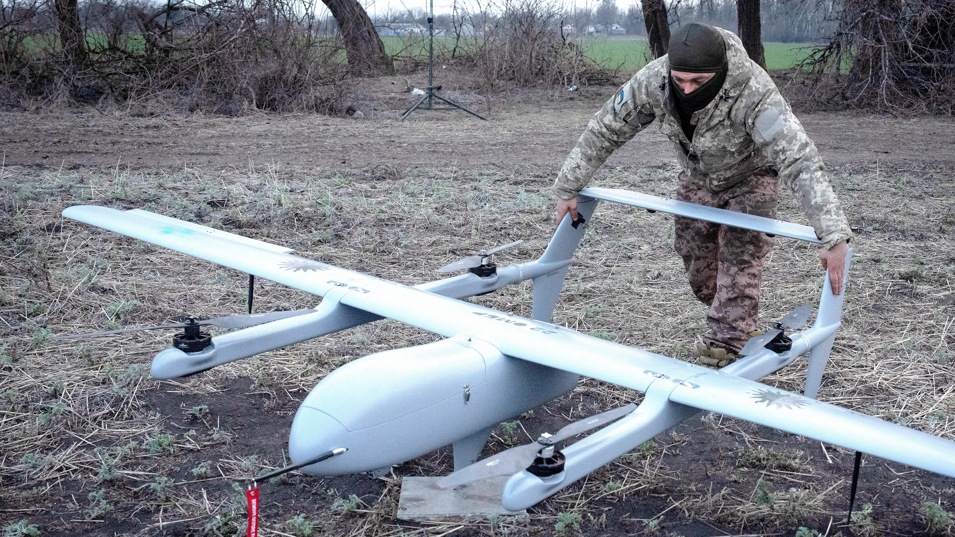 Ein ukrainischer Soldat der 22. mechanisierten Brigade bereitet den Start einer Mittelstrecken-Drohne Poseidon H10 an der Front in der Nähe von Bachmut in der Region Donezk vor. 