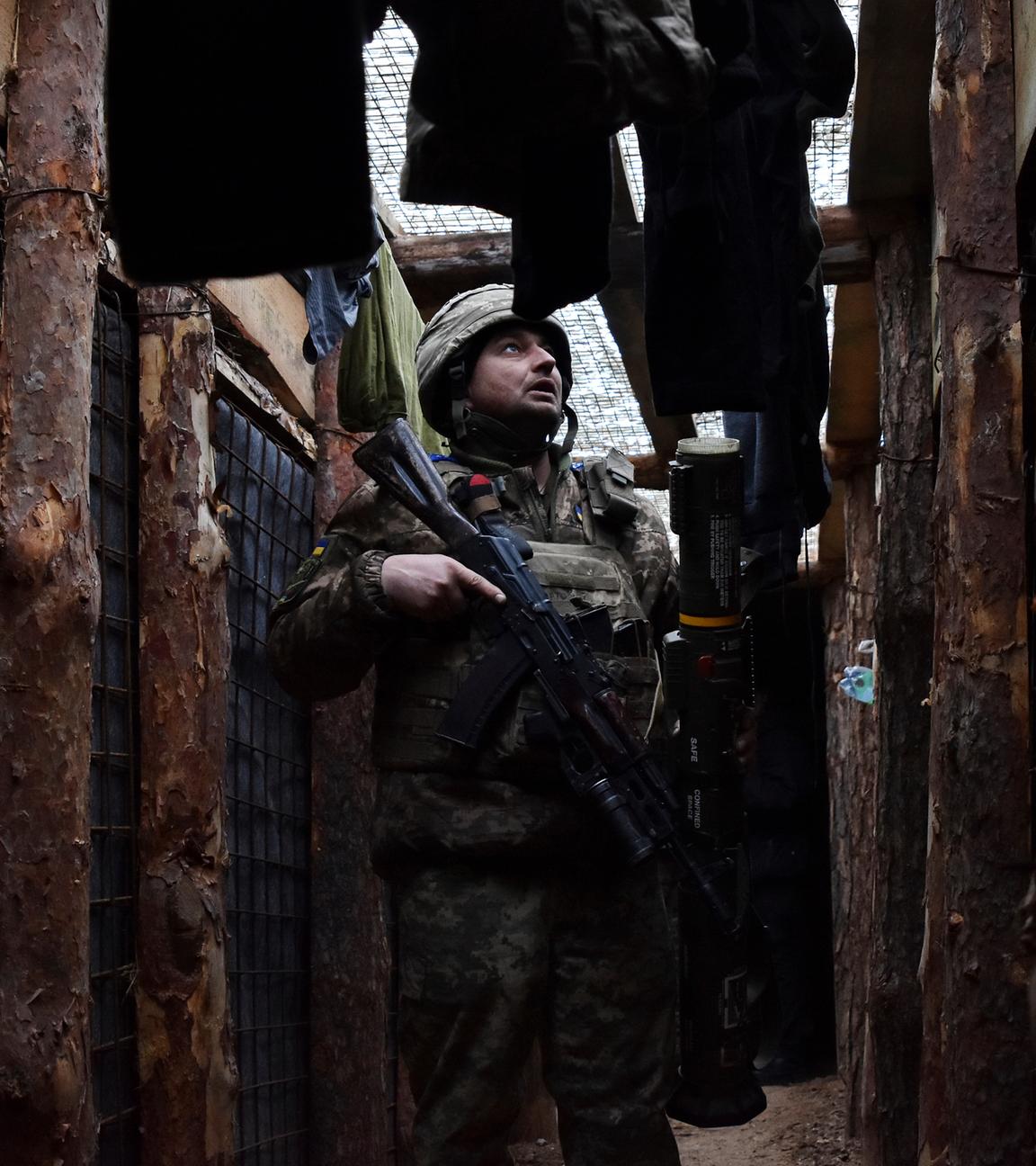 Ukrainischer Soldat in einem Schützengraben an der Frontlinie