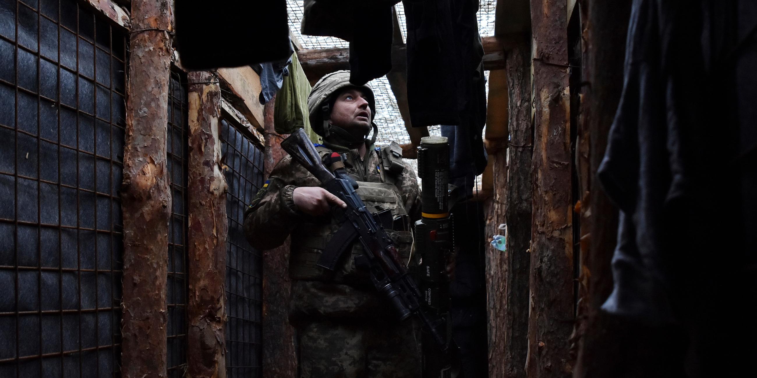 Ukrainischer Soldat in einem Schützengraben an der Frontlinie