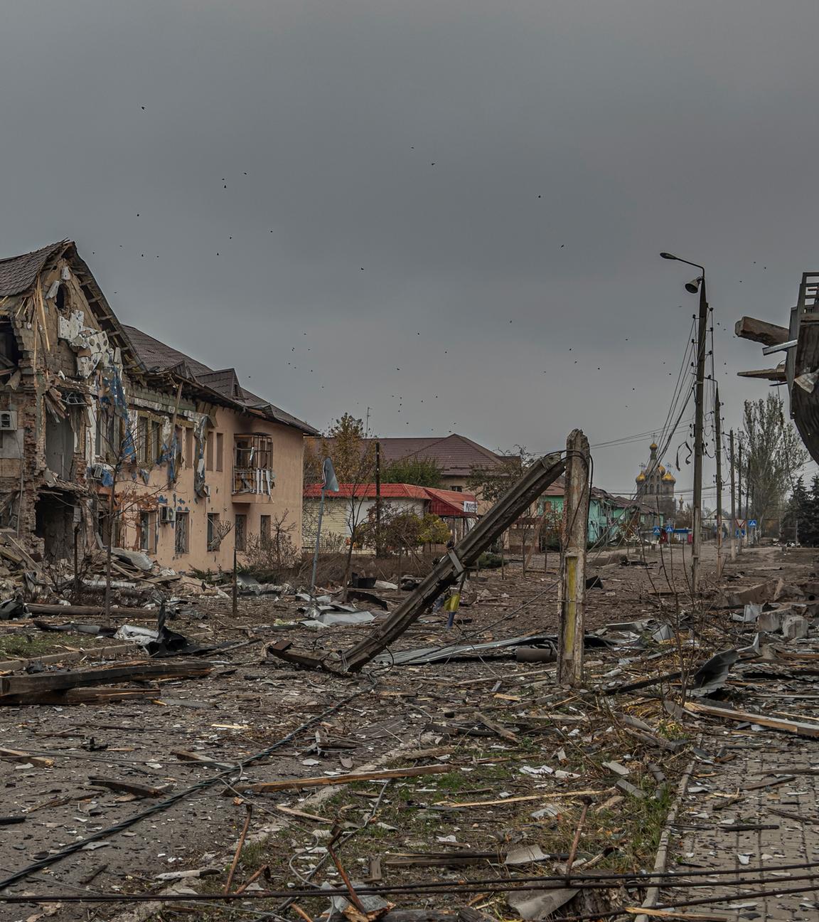 Ukraine, Kurachowe: Eine zentrale Straße ist nach einem russischen Bombardement bedeckt mit Trümmern von zerstörten Wohngebäuden.