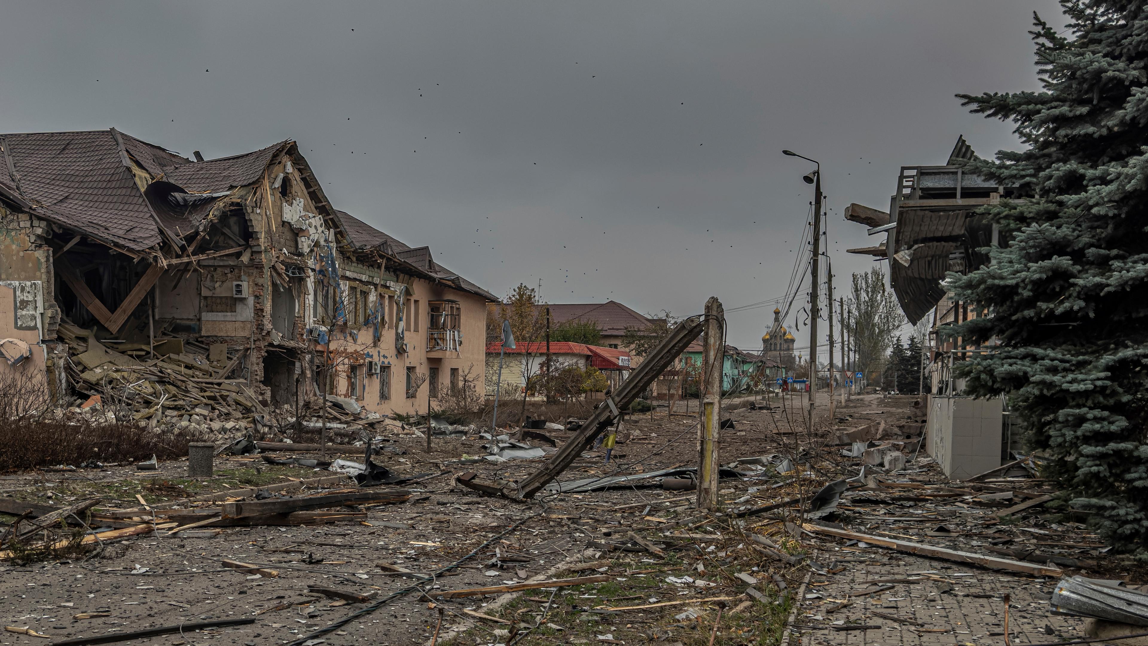 Ukraine, Kurachowe: Eine zentrale Straße ist nach einem russischen Bombardement bedeckt mit Trümmern von zerstörten Wohngebäuden.