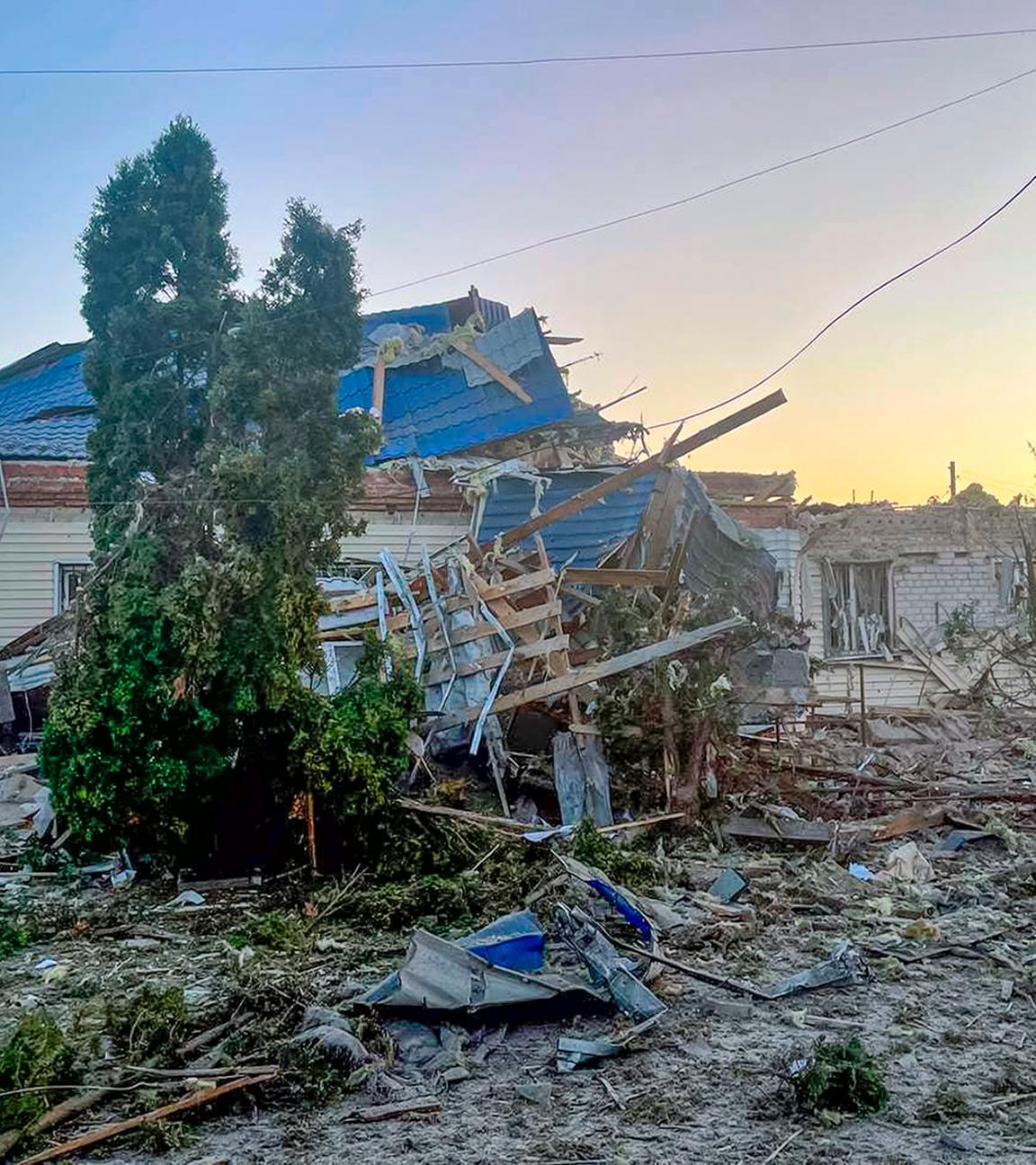 Dieses vom amtierenden Gouverneur der Region Kursk, Alexej Smirnow, über seinen Telegrammkanal veröffentlichtes Foto zeigt ein beschädigtes Haus nach Beschuss.