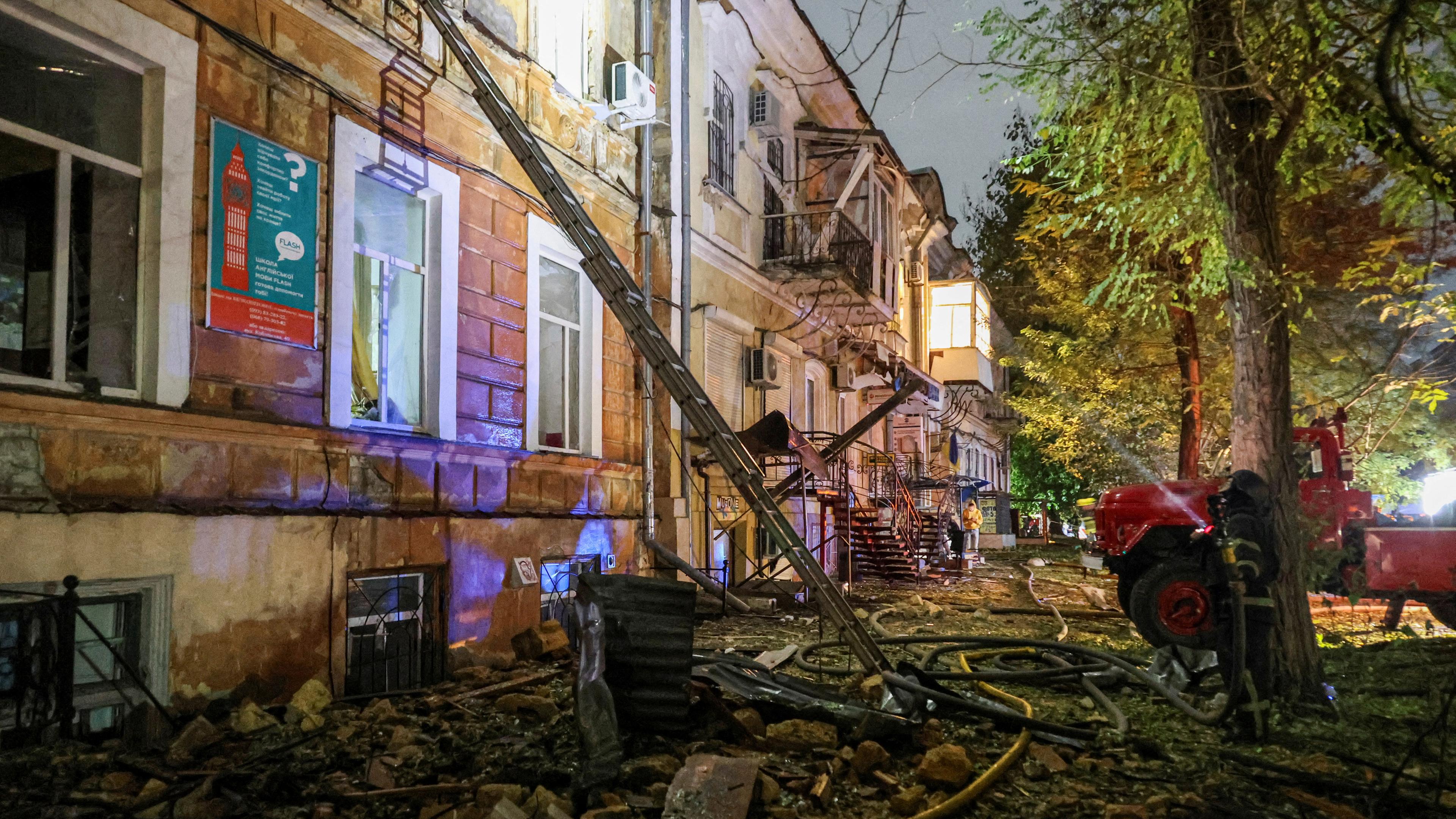 Ein Feuerwehrmann löscht ein Wohnhaus im ukrainischen Odessa, das durch russische Raketen- und Drohnenangriffe beschädigt wurde.