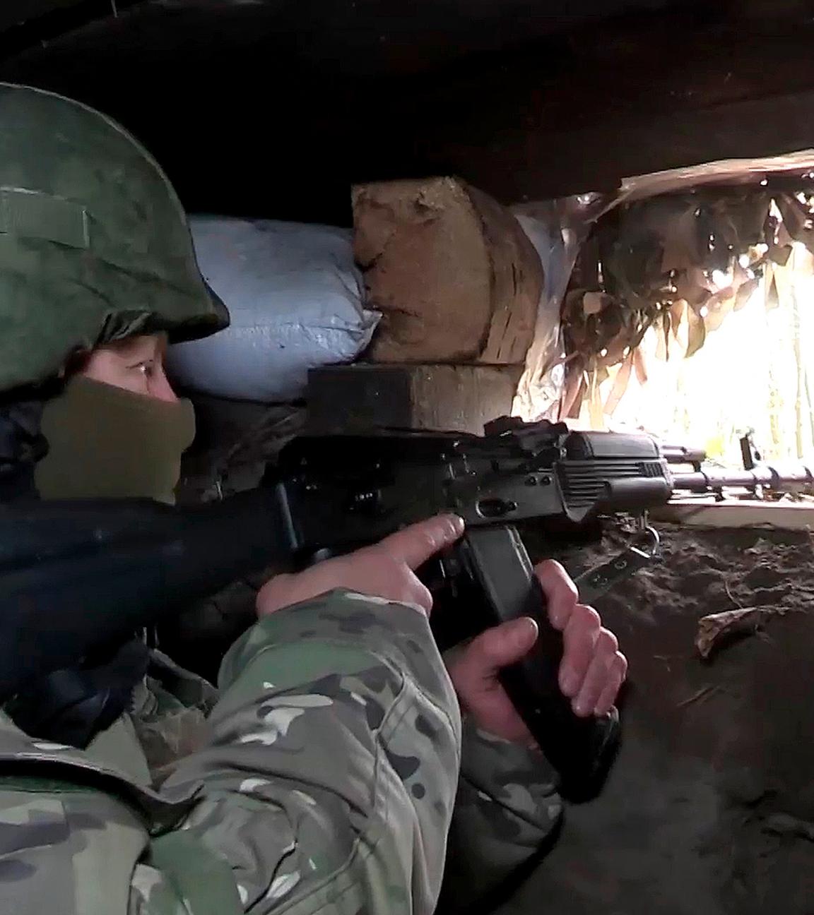 Archiv: Ein russischer Soldat in einem Bunker im russisch-ukrainischen Grenzgebiet in der Region Kursk, Russland am 24.10.2024