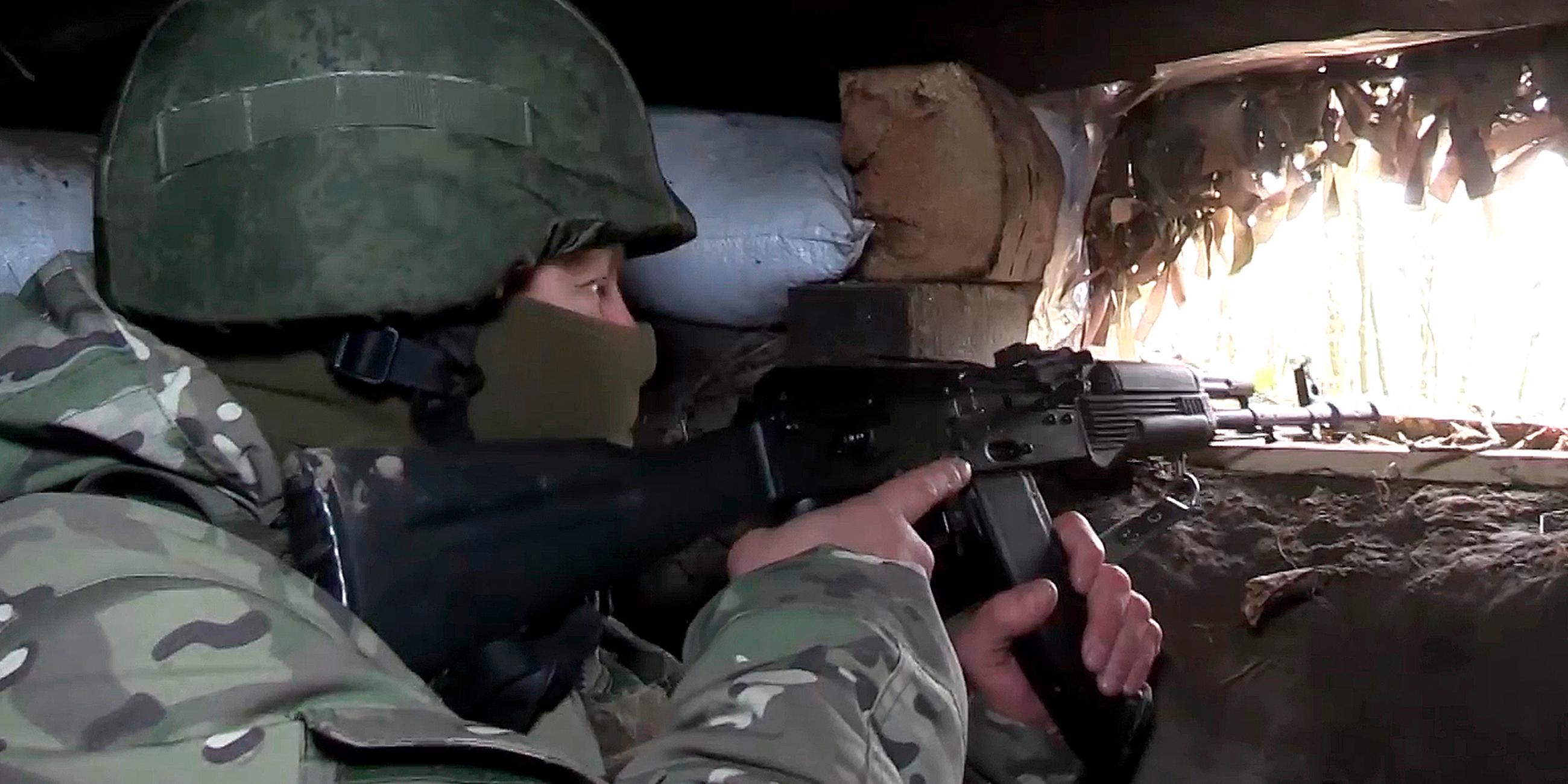 Archiv: Ein russischer Soldat in einem Bunker im russisch-ukrainischen Grenzgebiet in der Region Kursk, Russland am 24.10.2024