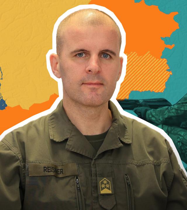 Oberst Markus Reisner von der Theresianischen Militärakademie ist vor einer Karte der Ukraine mit aktuellem Frontverlauf abgebildet. 