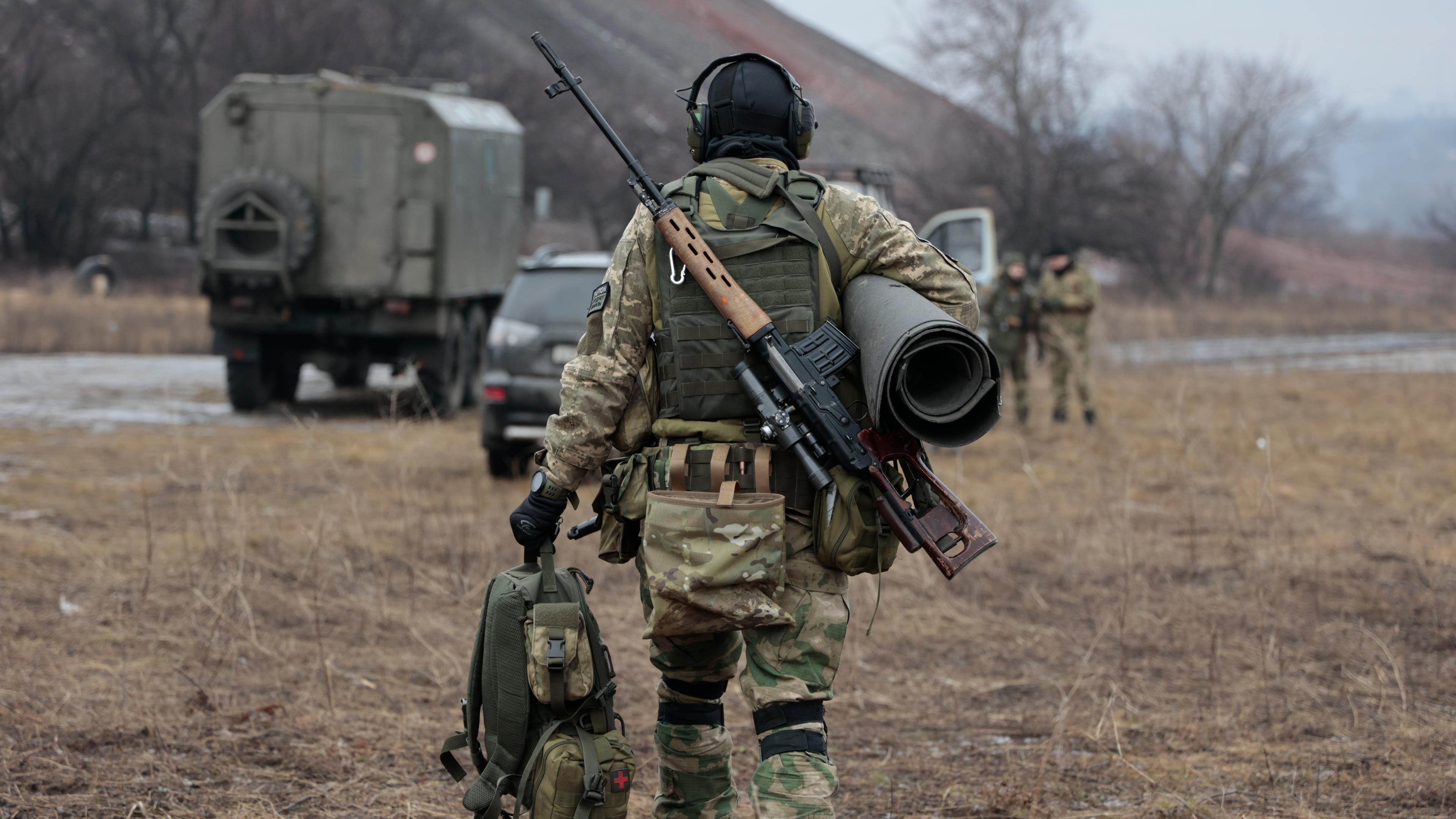 Ein russischer Soldat trägt sein Equipment nach einer Militärübung. 