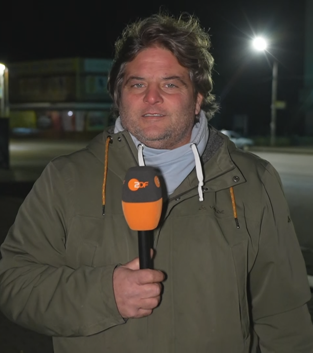 ZDF-Reporter Dara Hassanzadeh aus Charkiw in der Ukraine bei ZDFheute live. 