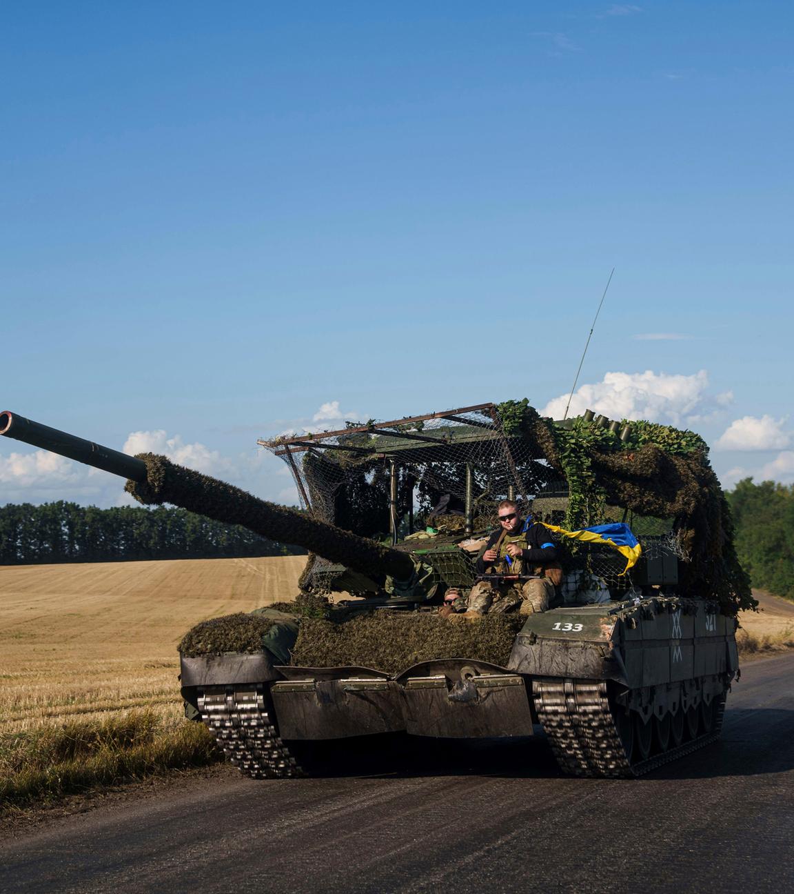 Ukrainischer Soldat sitzt auf einem erbeuteten Panzer nach seiner Rückkehr aus Russland nahe der russisch-ukrainischen Grenze in der Region Sumy, Ukraine