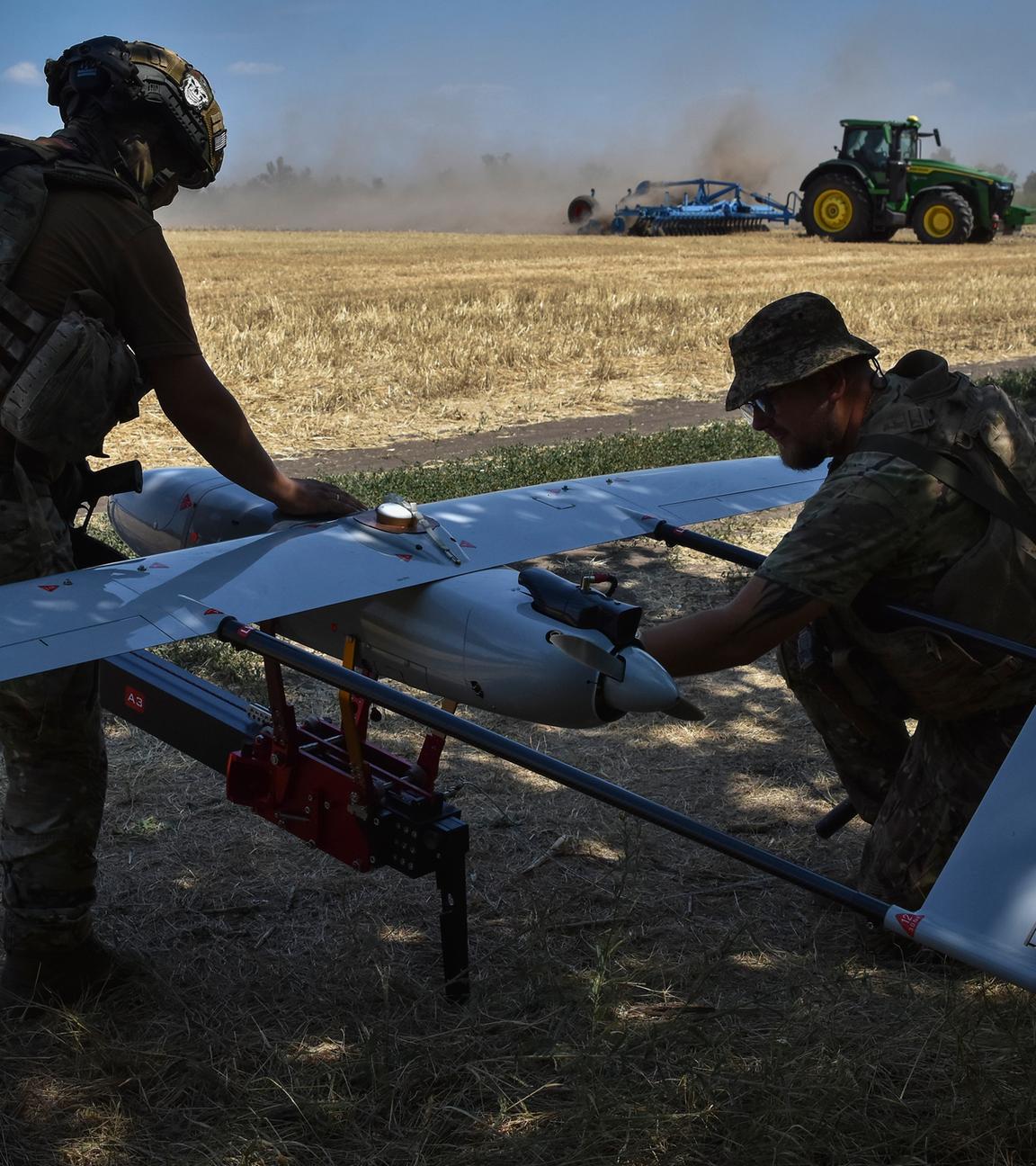 Ukrainische Soldaten starten in der Nähe der Frontlinie eine Aufklärungsdrohne auf einem Weizenfeld, um russische Stellungen zu sichten am 29.07.2024.