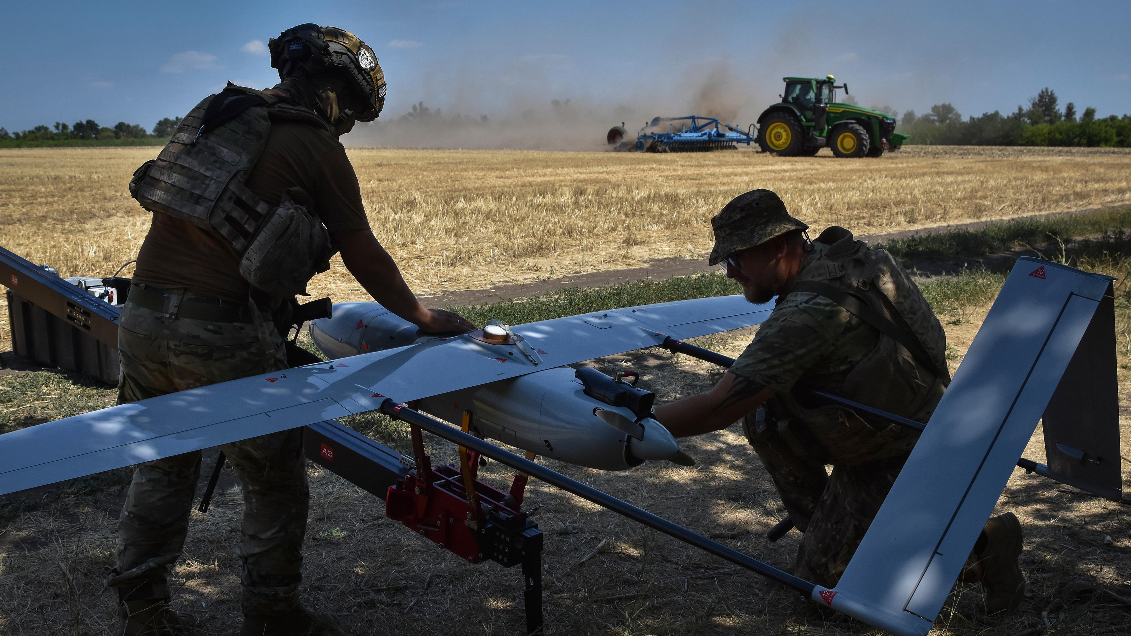 Ukrainische Soldaten starten in der Nähe der Frontlinie eine Aufklärungsdrohne auf einem Weizenfeld, um russische Stellungen zu sichten am 29.07.2024.