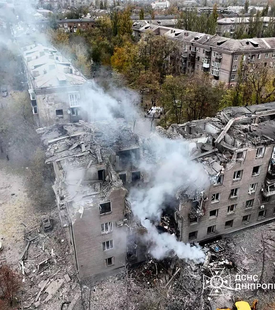 Ukraine: Schwer beschädigtes Wohngebäude nach einem russischen Angriff in Krywyj Rig im Gebiet Dnipropetrowsk.