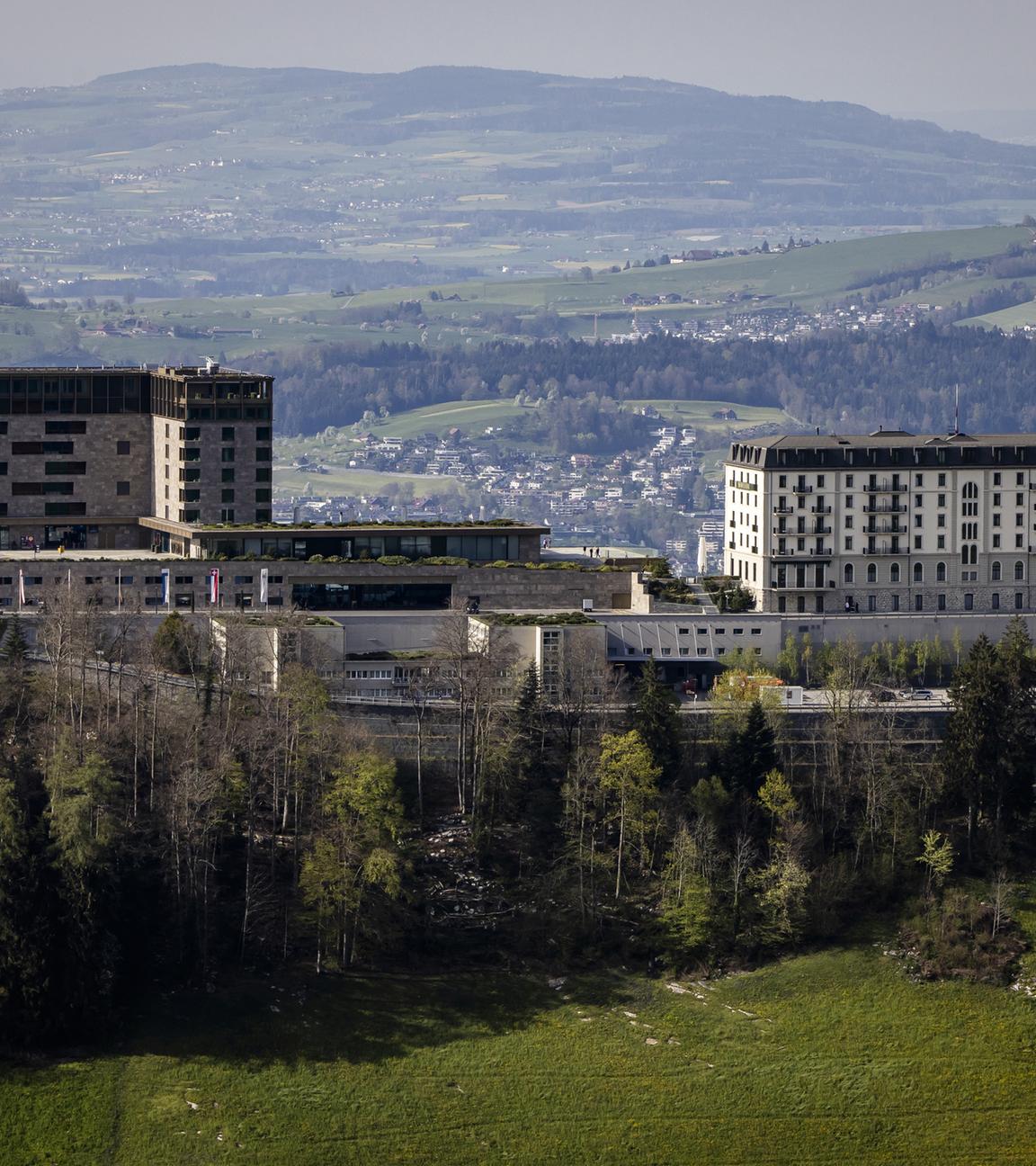 Schweiz, Obbuergen: Das Bürgenstock Resort ist auf dem Berg Bürgenstock oberhalb des Vierwaldstättersees zu sehen. Archivbild