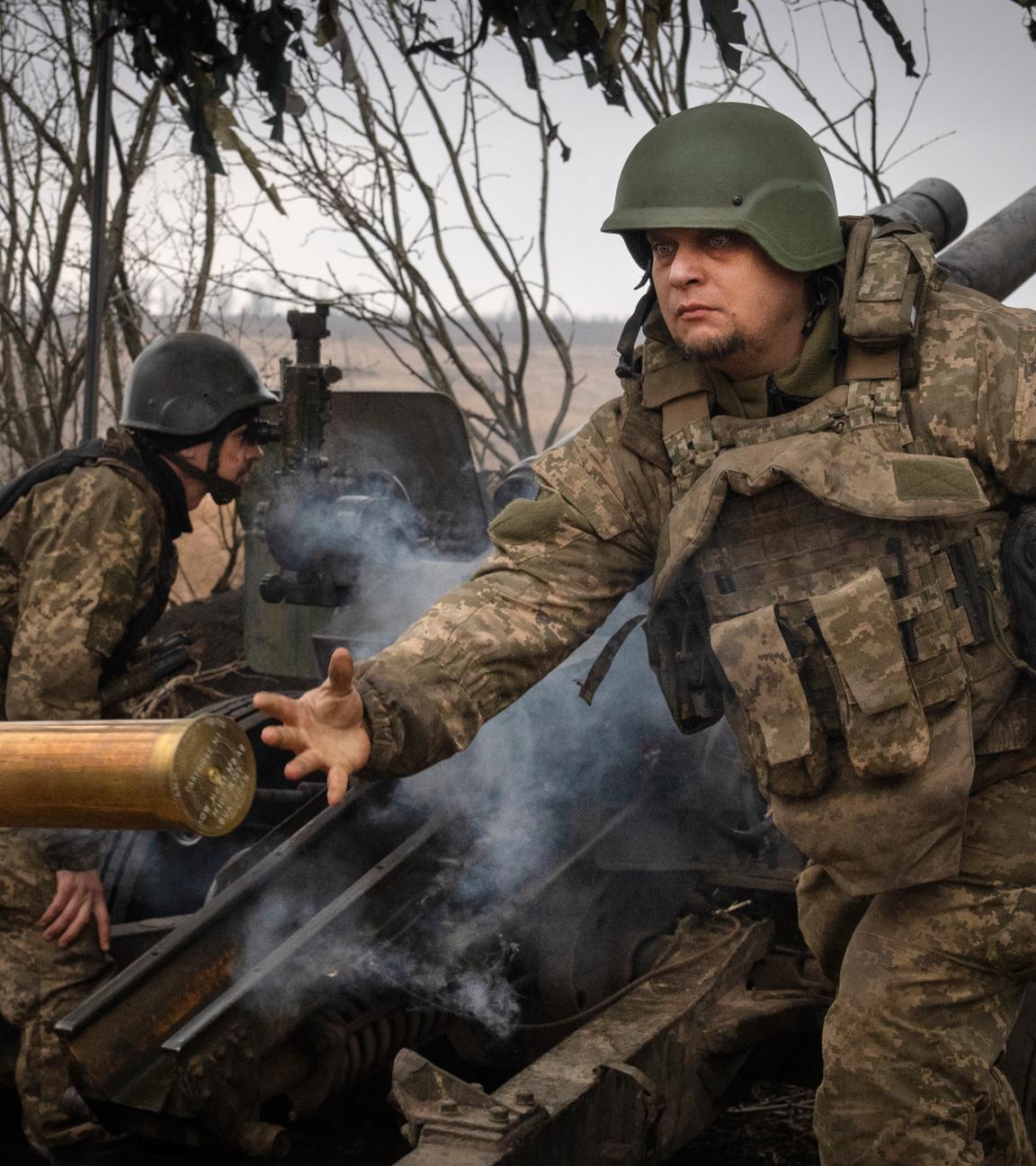 Ukrainische Soldaten der 71. Jägerbrigade feuern eine Haubitze M101 auf russische Stellungen