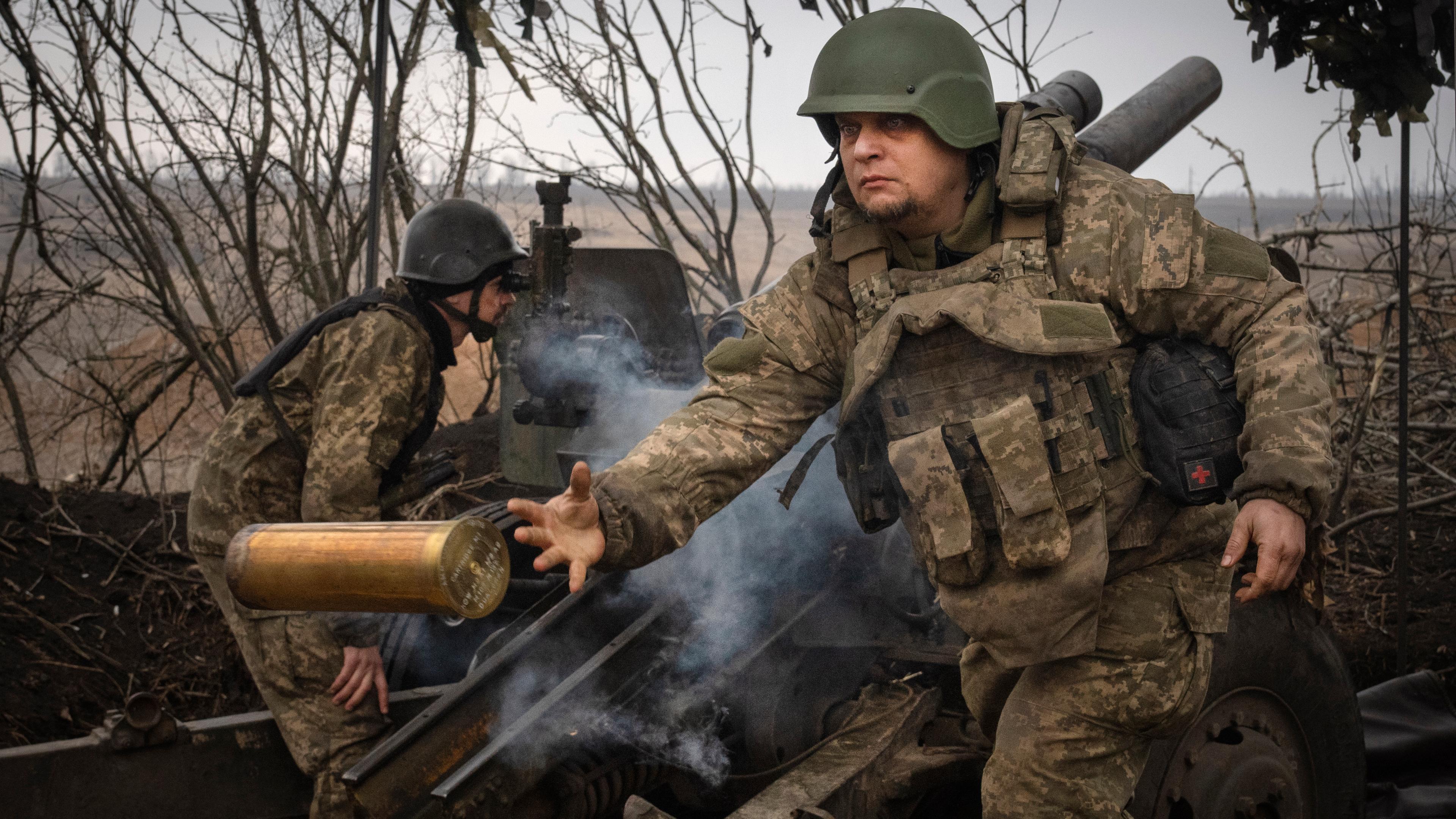 Ukrainische Soldaten der 71. Jägerbrigade feuern eine Haubitze M101 auf russische Stellungen